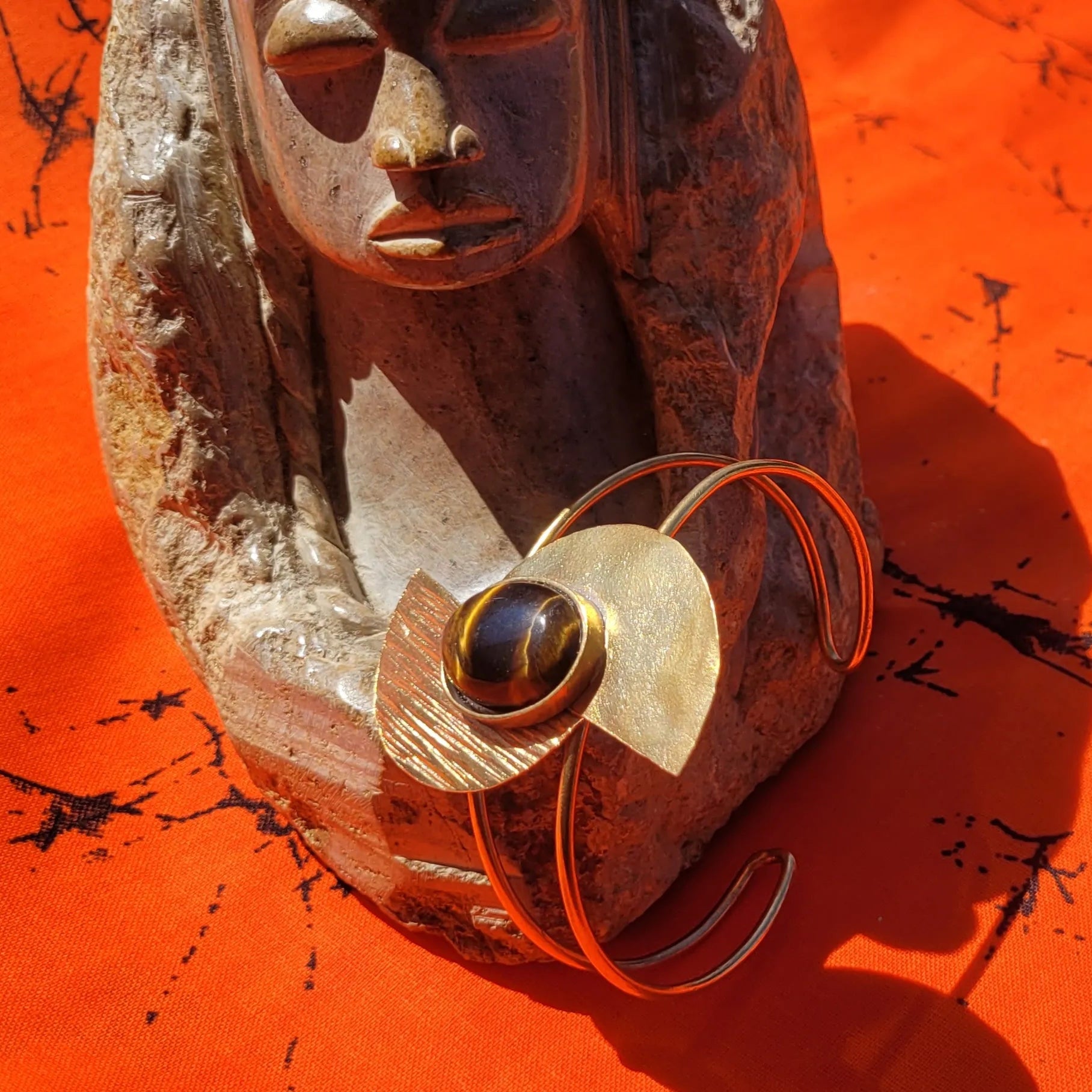 bracelet en bronze Bakari, une manchette dorée pour femme ajustable à tous les poignets