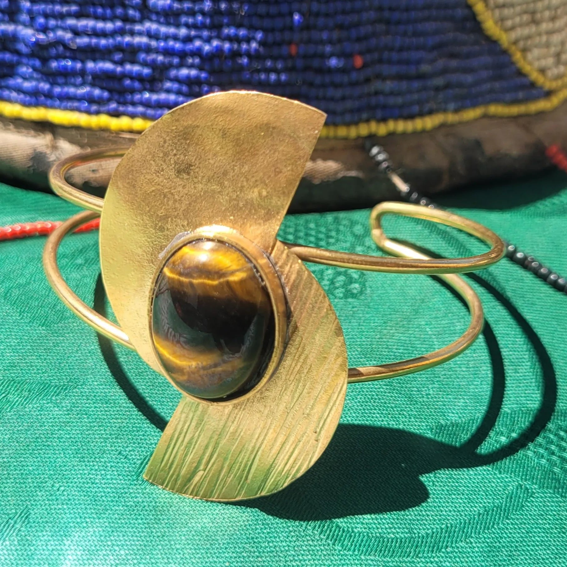 bracelet en bronze Bakari, une manchette dorée pour femme façonnée au Sénégal