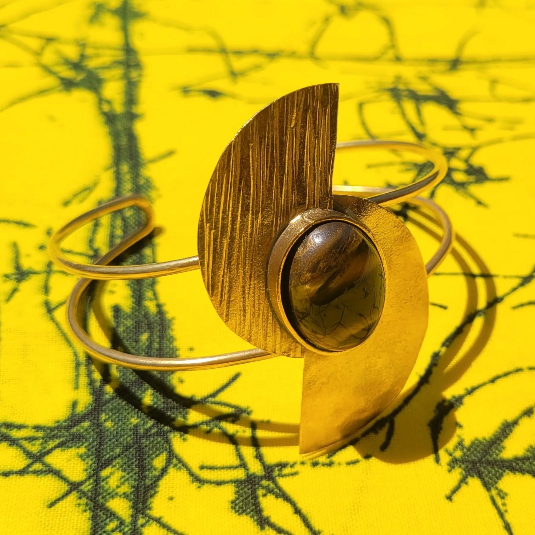 bracelet en bronze Bakari, une manchette dorée pour femme faite main par des artisans dakarois