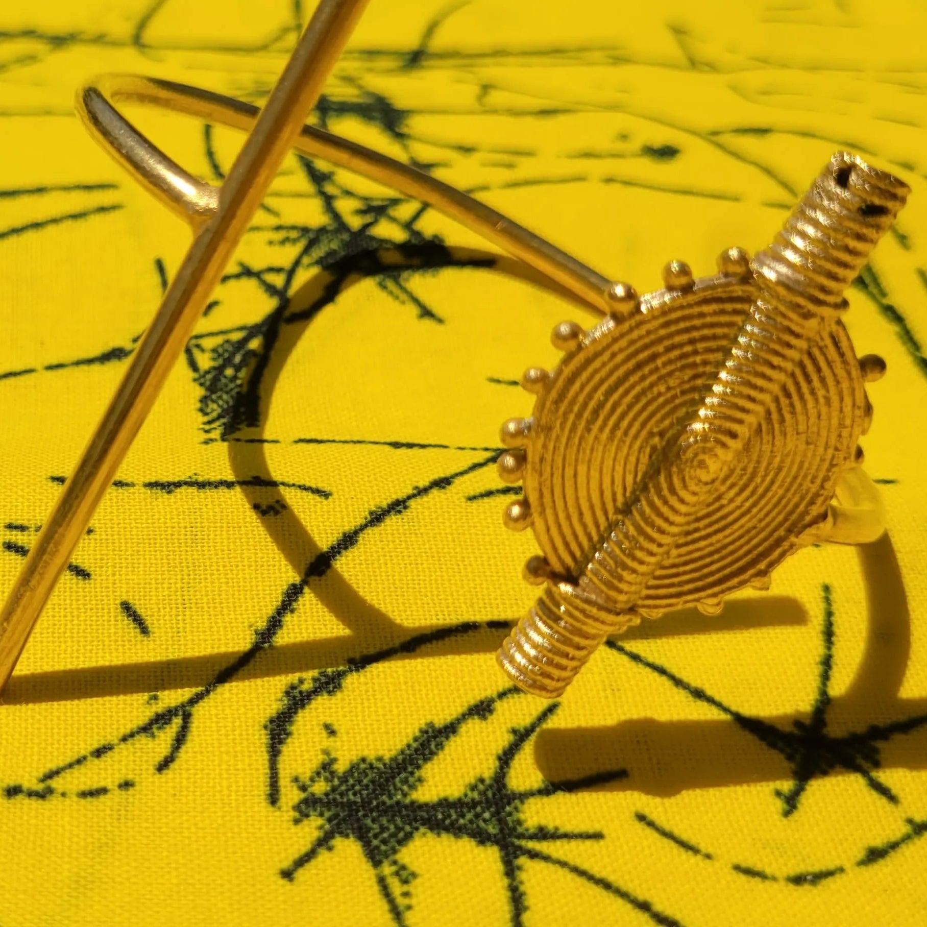 bracelets en bronze Baoulé, des bijoux originaux en forme d’objets ancestraux pour mesurer l’or