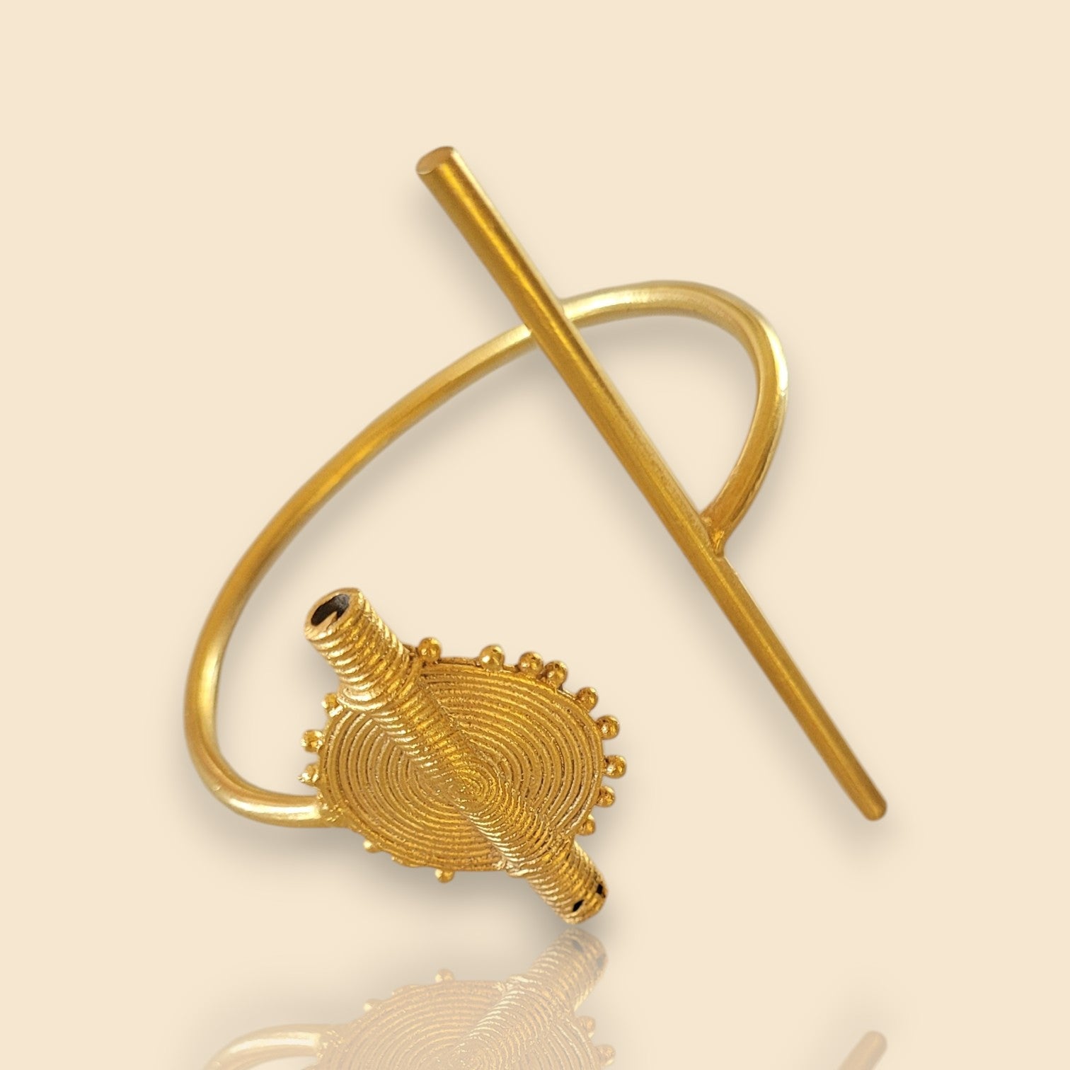 bracelet en bronze Baoulé, une manchette dorée pour femme en forme d’objet ancestral pour mesurer l’or