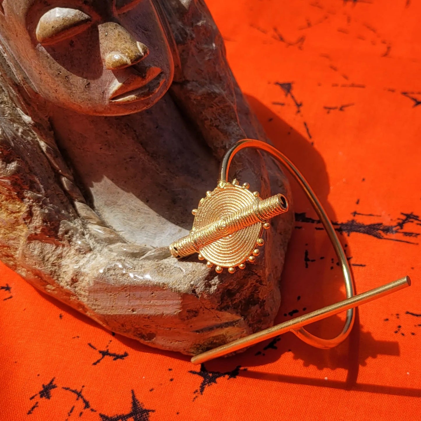 bracelet Baoulé, une manchette dorée pour femme en bronze sculpté