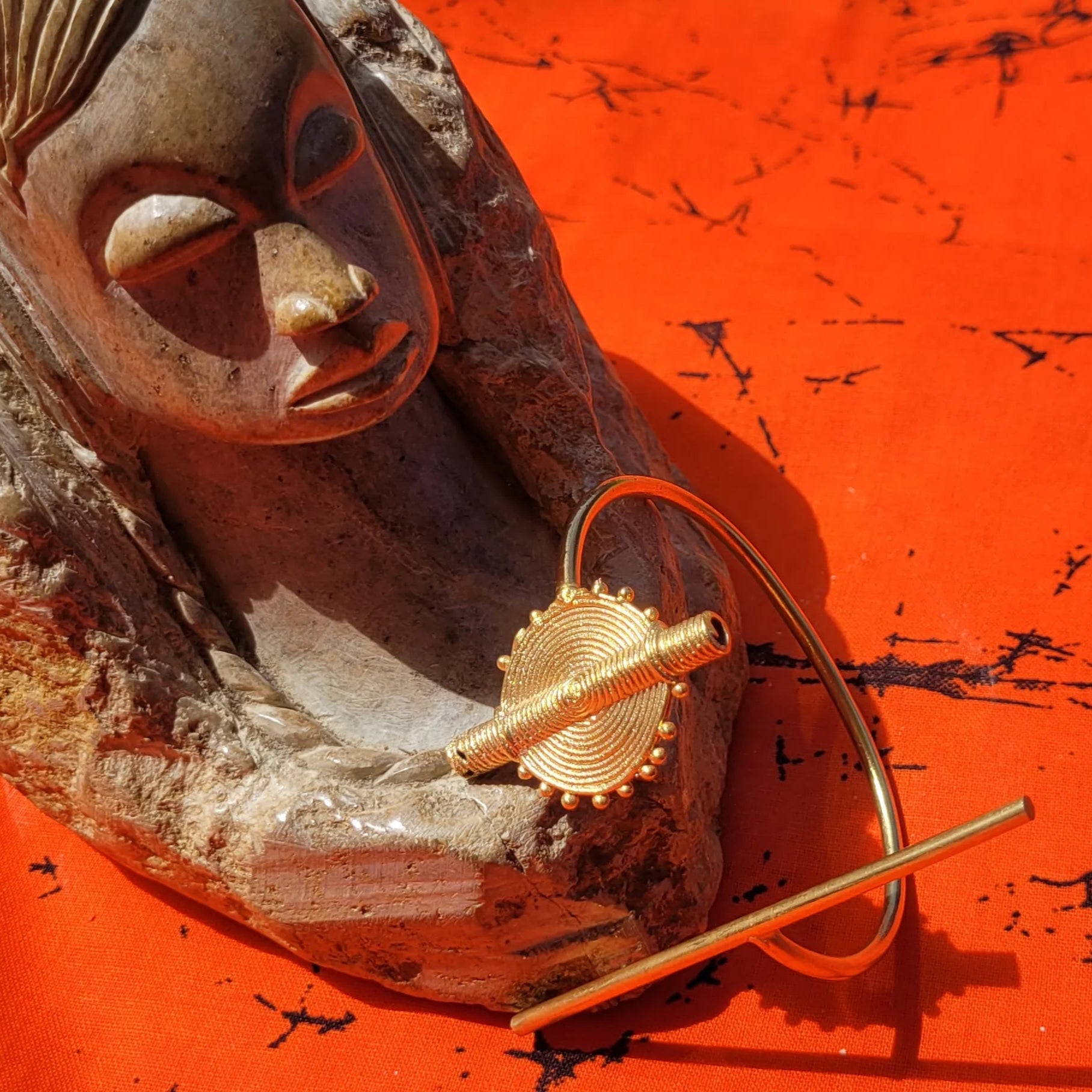 bracelet en bronze Baoulé, une manchette dorée pour femme ajustable à tous les poignets