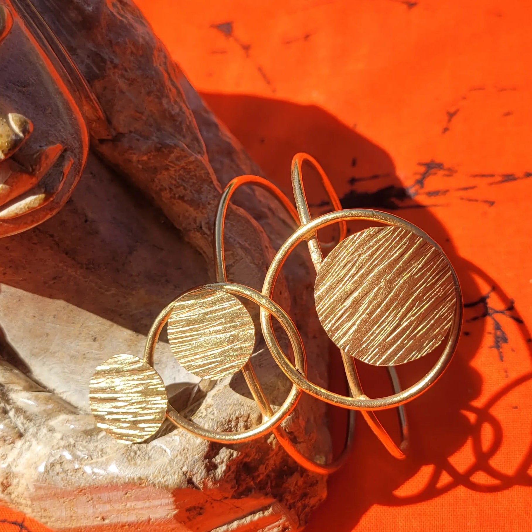 bracelet en bronze Danku, une manchette dorée pour femme au fini brossé