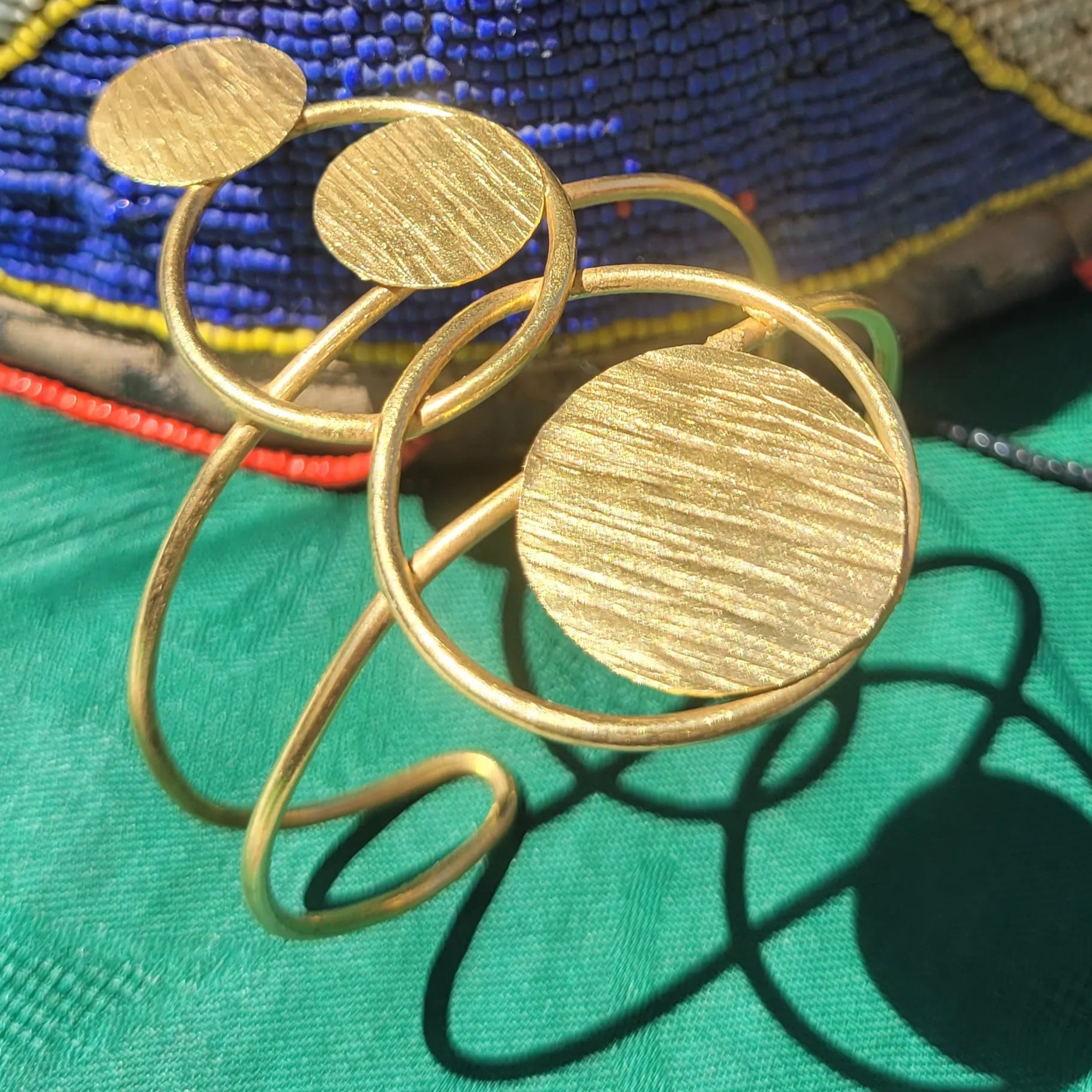 bracelet en bronze Danku, une manchette dorée pour femme façonnée au Sénégal
