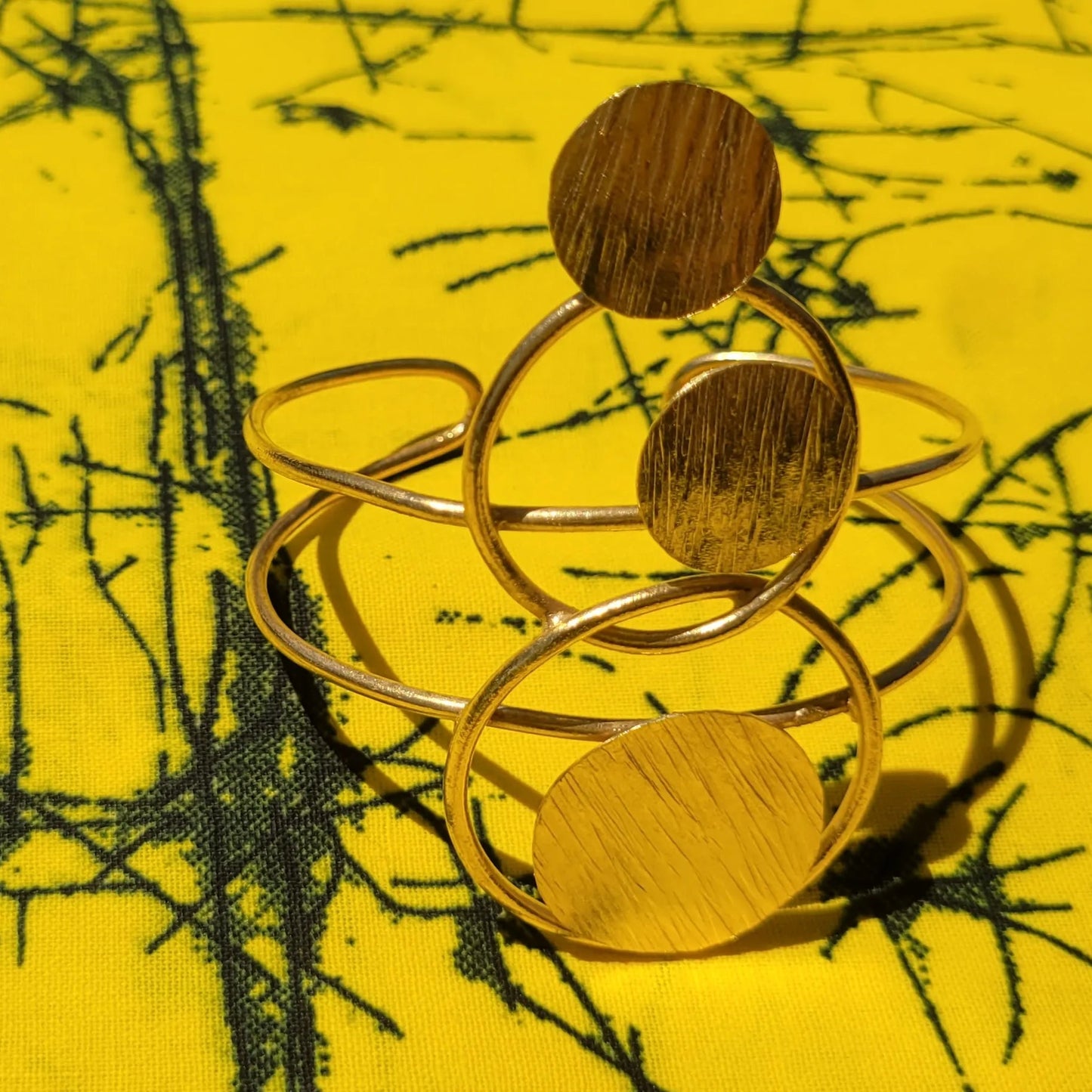 bracelet en bronze Danku, une manchette dorée pour femme faite main par des artisans dakarois