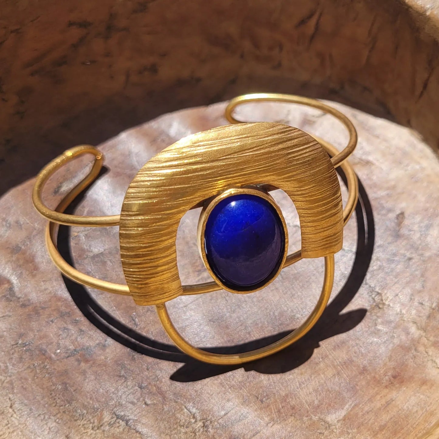 bracelet en bronze Dogon, un bijou africain avec un cabochon bleu intense