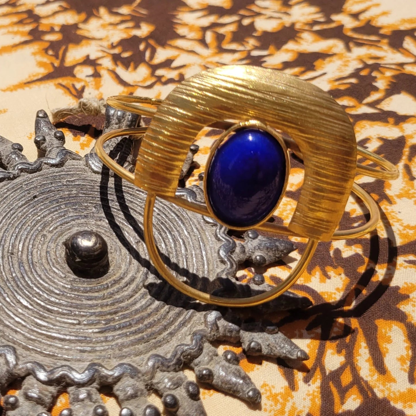 bracelet en bronze Dogon, un bijou africain faite main par des artisans dakarois