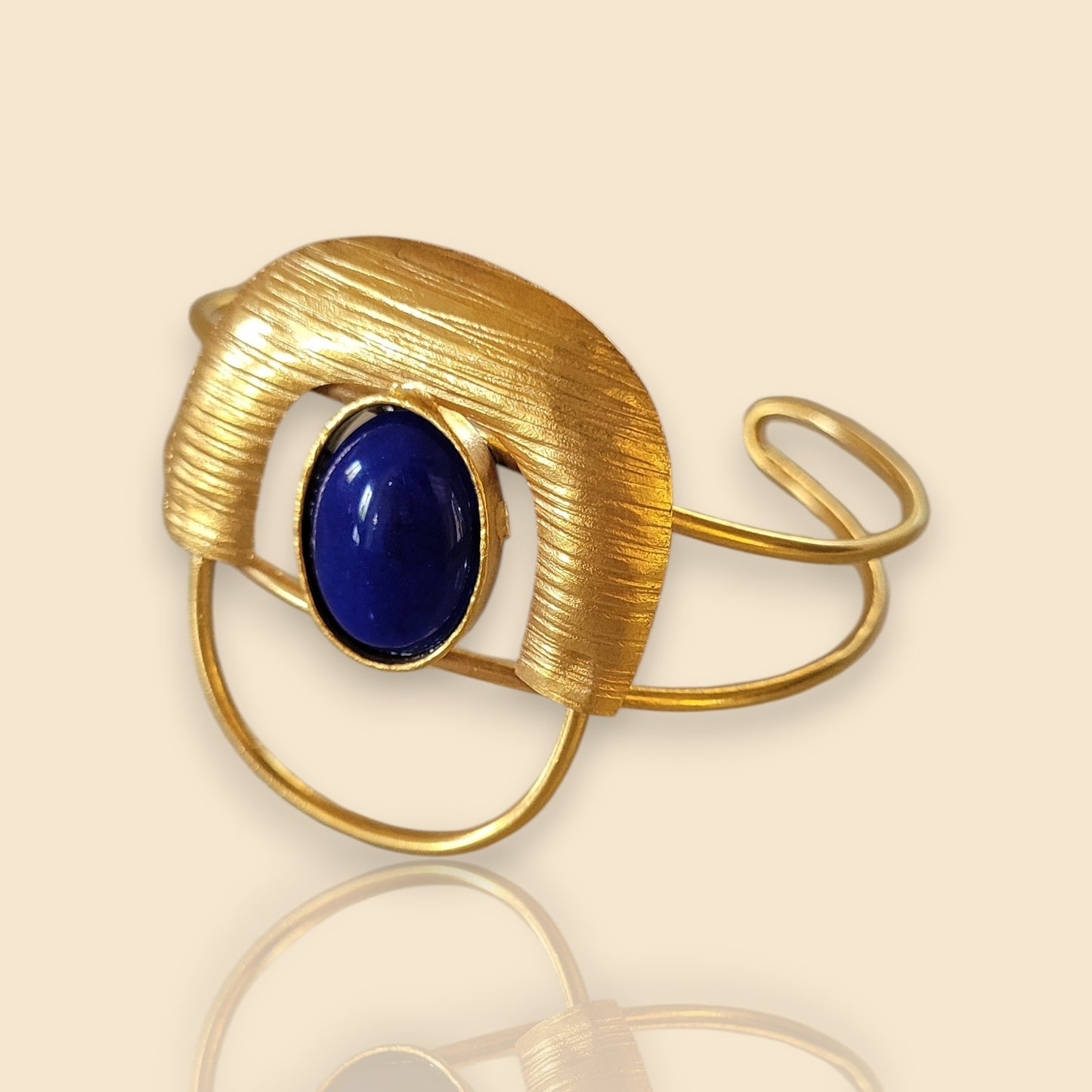 bracelet en bronze Dogon, une manchette dorée pour femme avec un cabochon bleu intense