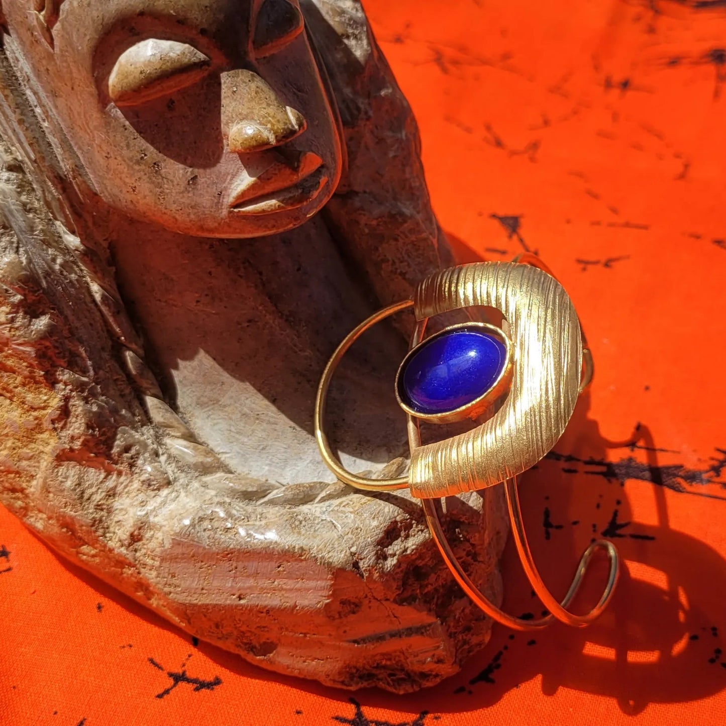 bracelet en bronze Dogon, une manchette dorée pour femme au fini brossé