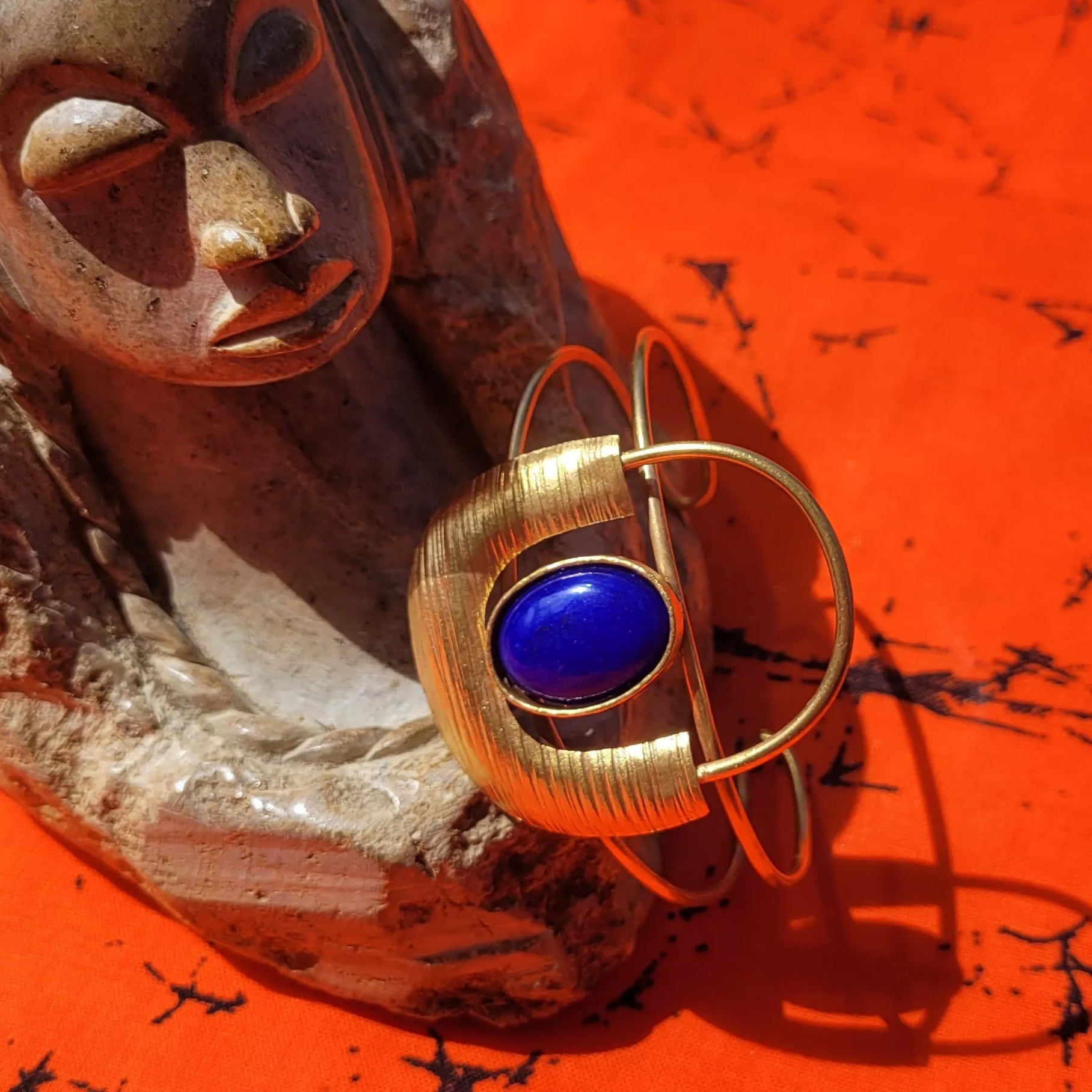 bracelet en bronze Dogon, une manchette dorée pour femme ajustable à tous les poignets