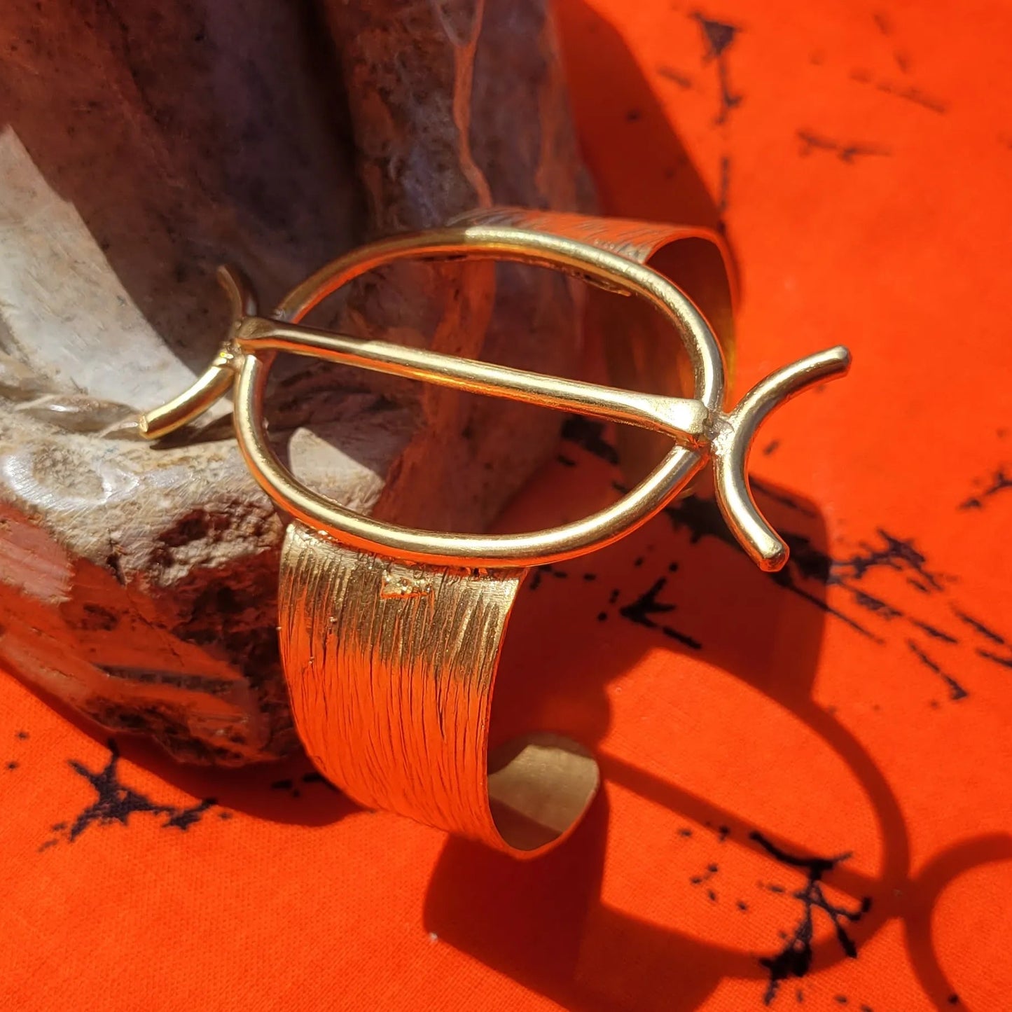 bracelet en bronze Jawo, une manchette dorée pour femme façonnée au Sénégal