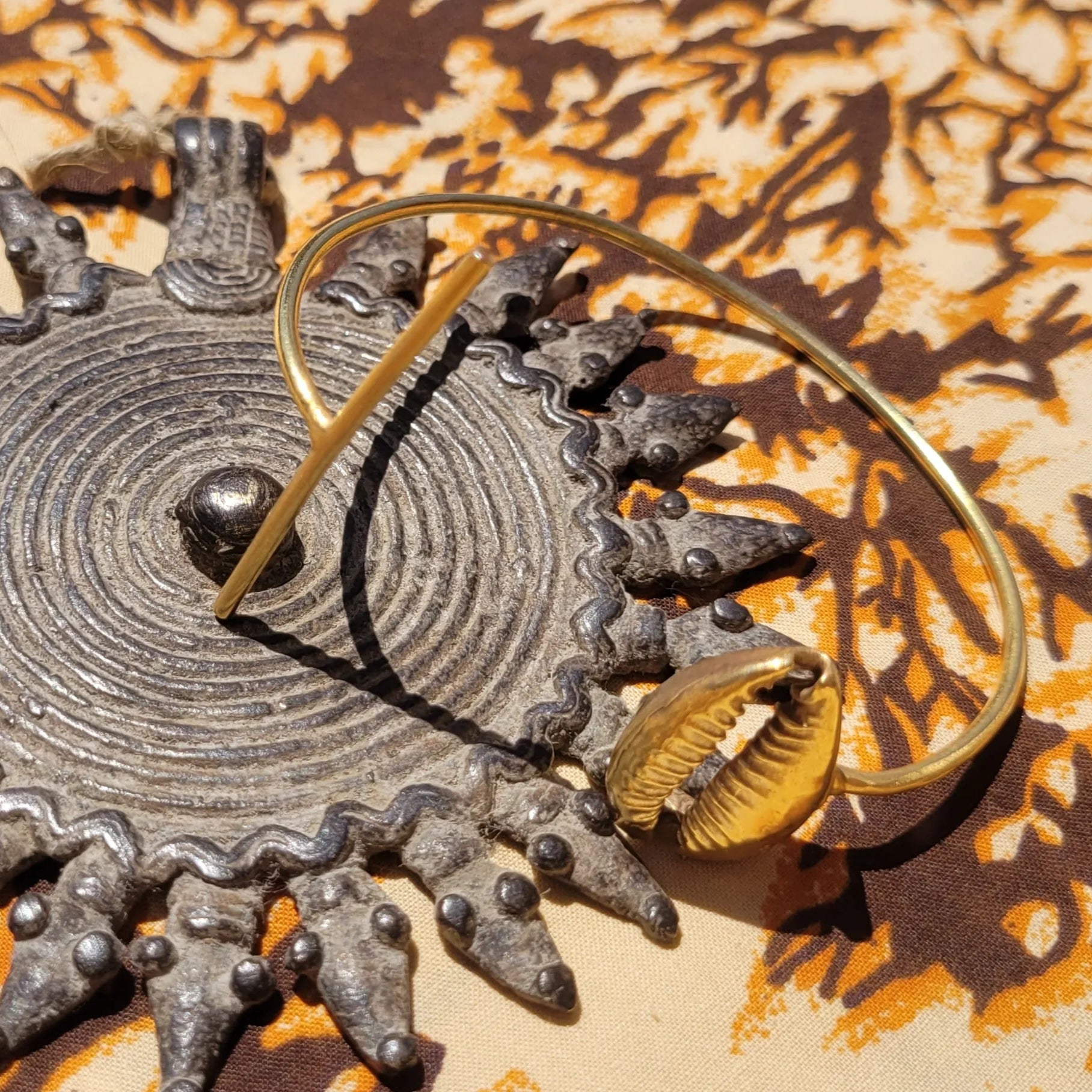 bracelet en bronze Kawa, un bijou africain avec un cauri