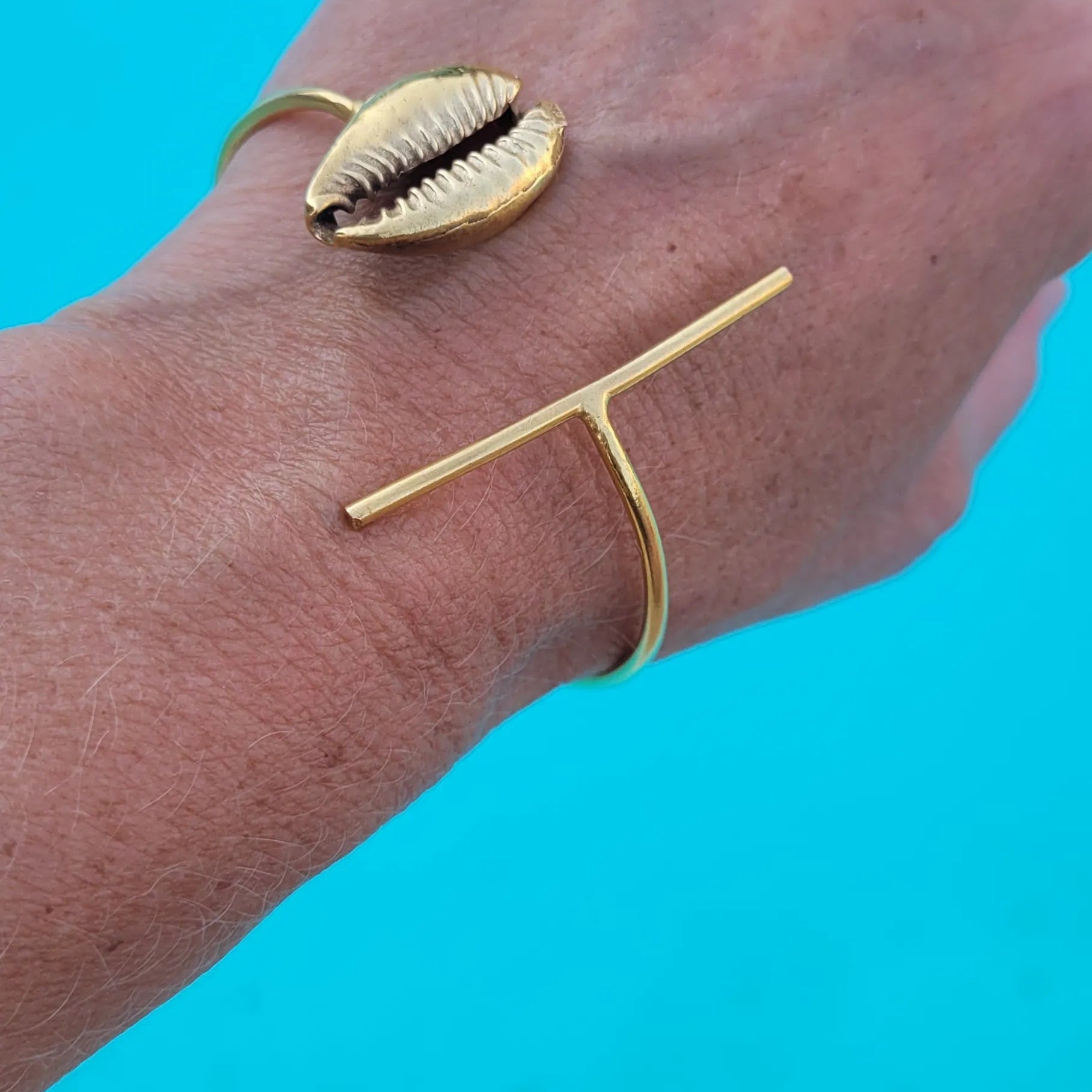 bracelet en bronze Kawa, un bijou africain faite main par des artisans dakarois