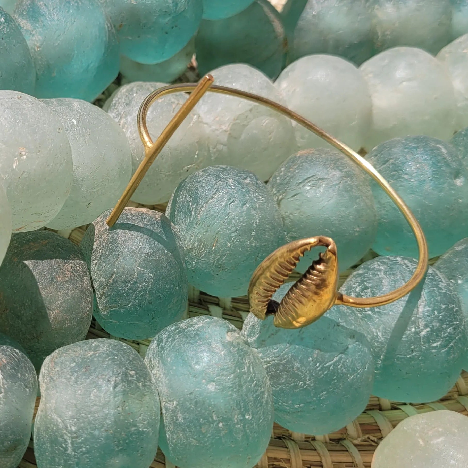 bracelets en bronze Kawa, des bijoux originaux avec un cauri