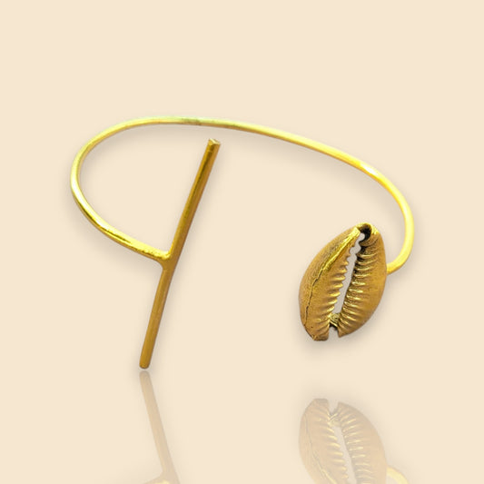 bracelet en bronze Kawa, une manchette dorée pour femme avec un cauri