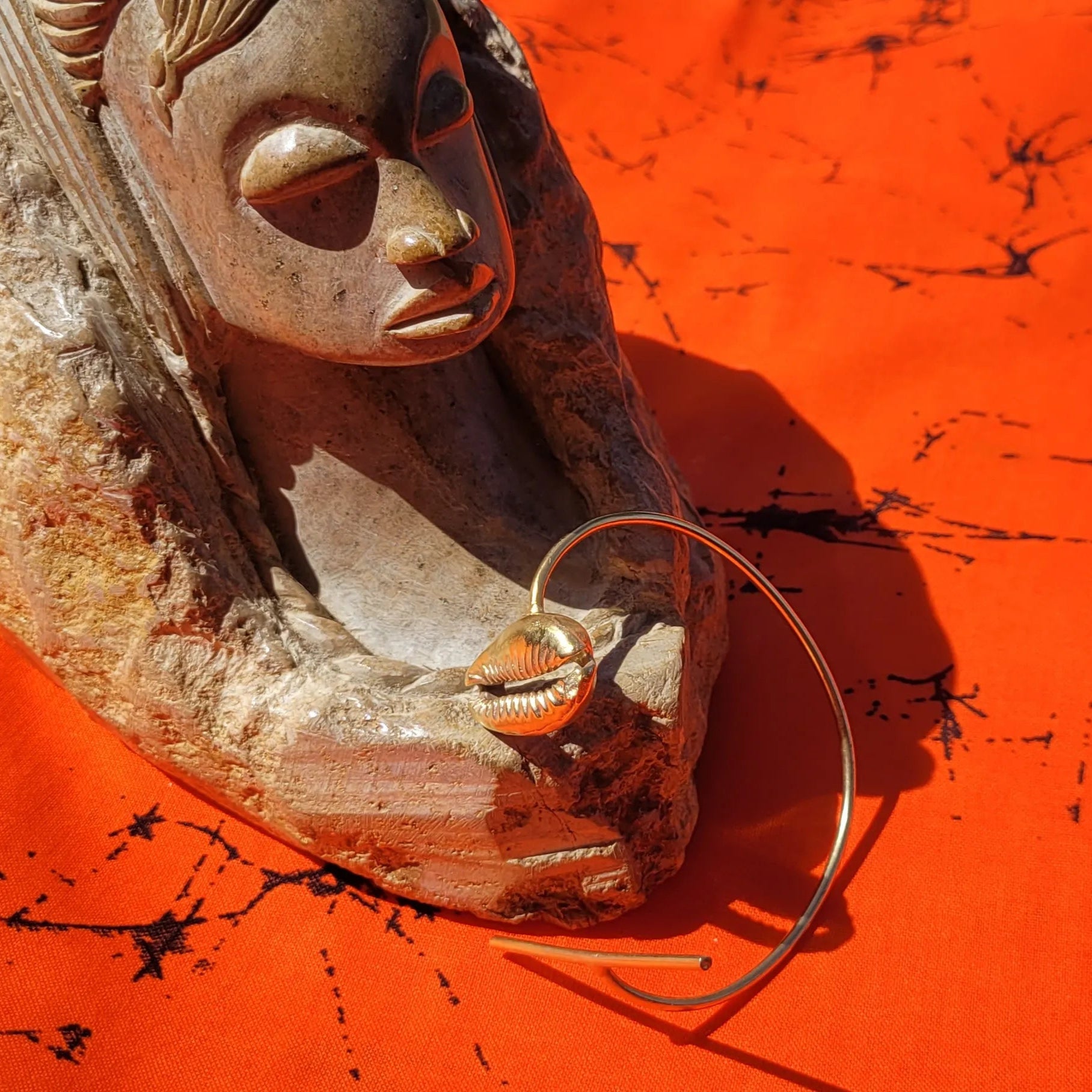 bracelet en bronze Kawa, une manchette dorée pour femme au fini satiné