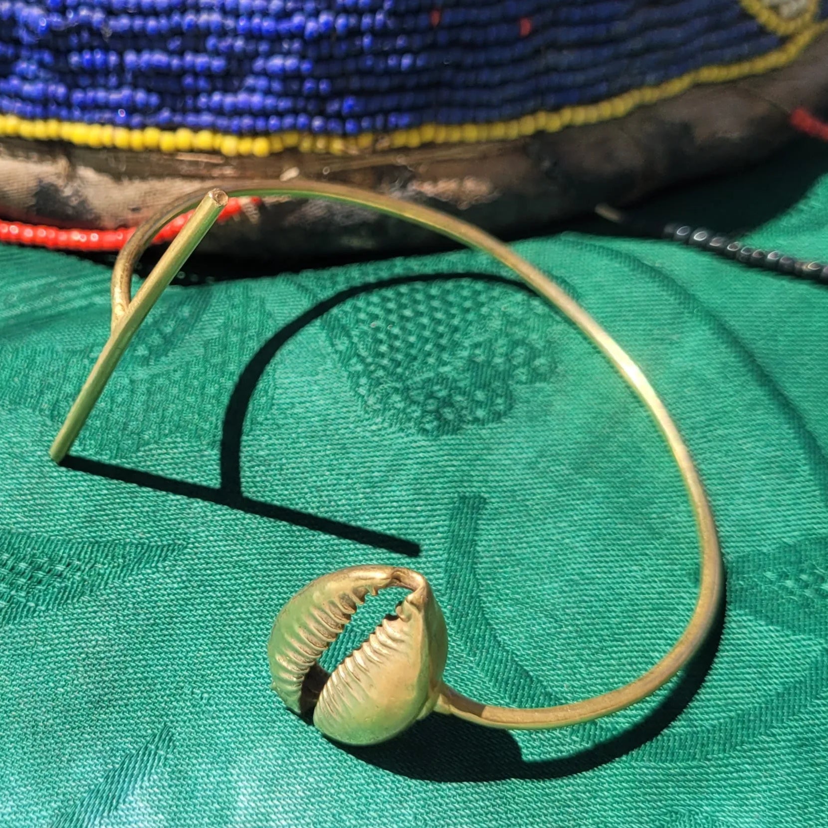 bracelet en bronze Kawa, une manchette dorée pour femme ajustable à tous les poignets