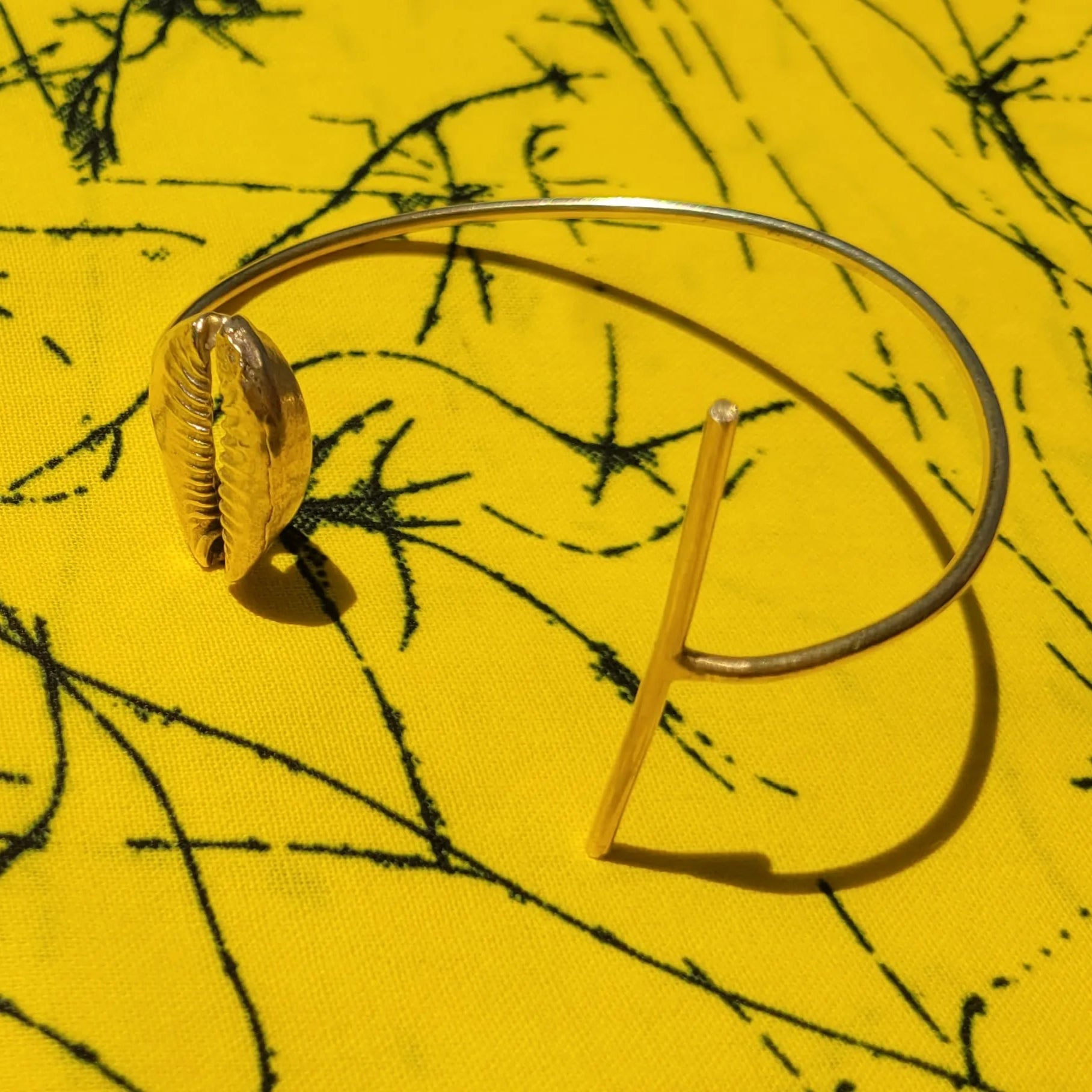 bracelet en bronze Kawa, une manchette dorée pour femme façonnée au Sénégal