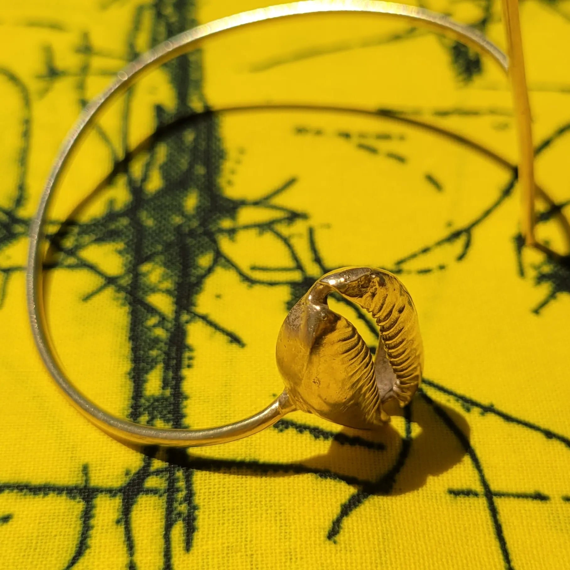 bracelet en bronze Kawa, une manchette dorée pour femme faite main par des artisans dakarois