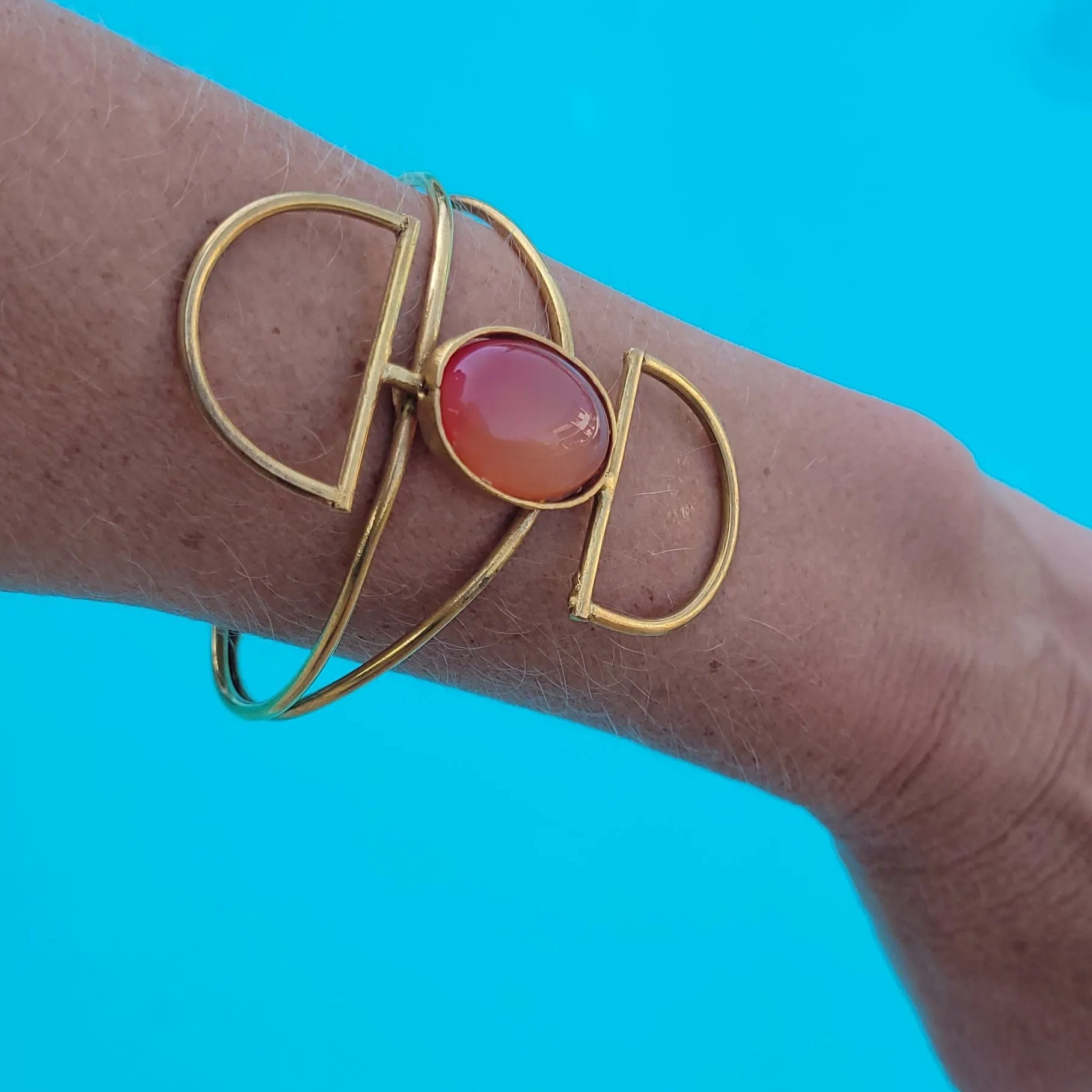 bracelet en bronze Luba, un bijou africain avec un cabochon