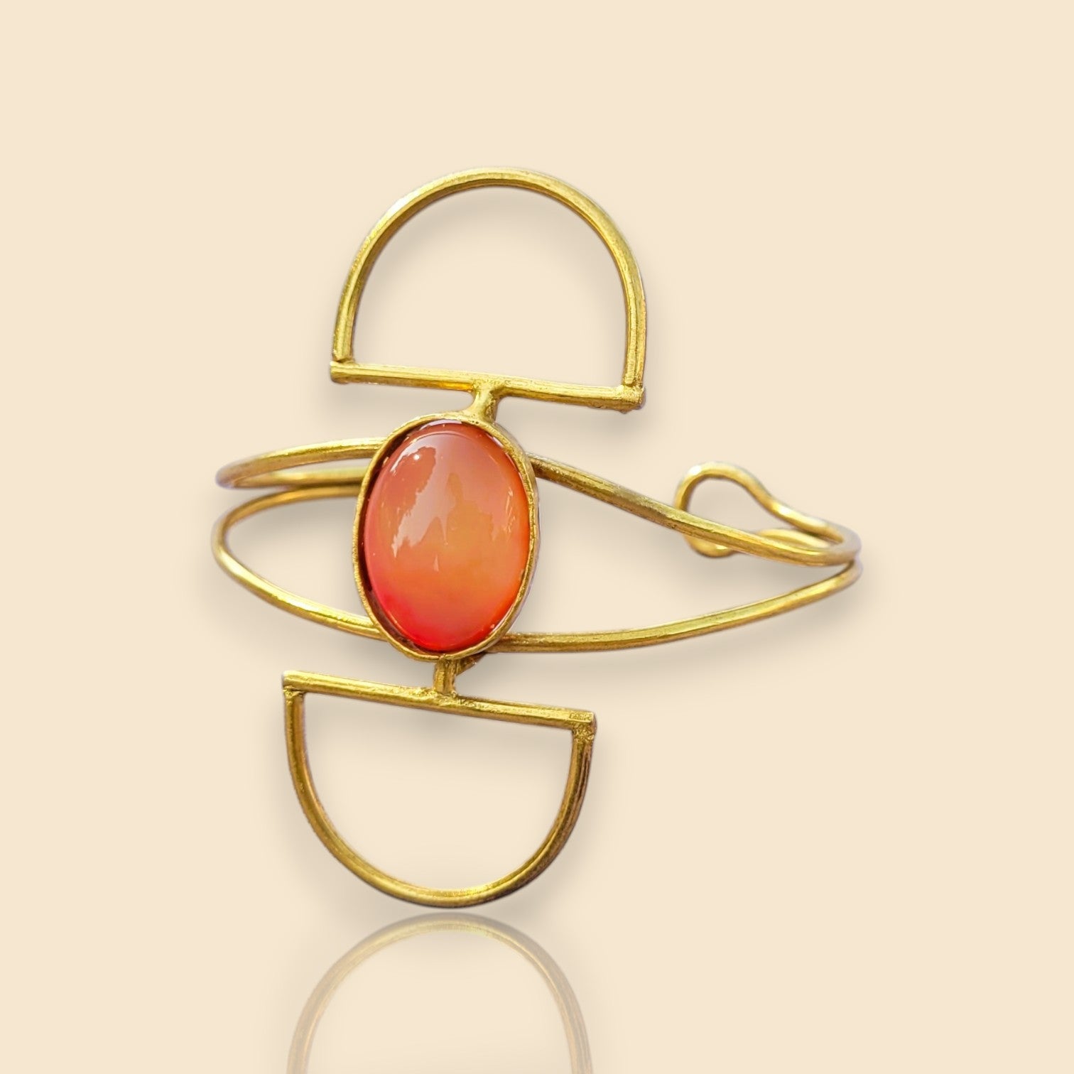 bracelet en bronze Luba, une manchette dorée pour femme avec un cabochon rose