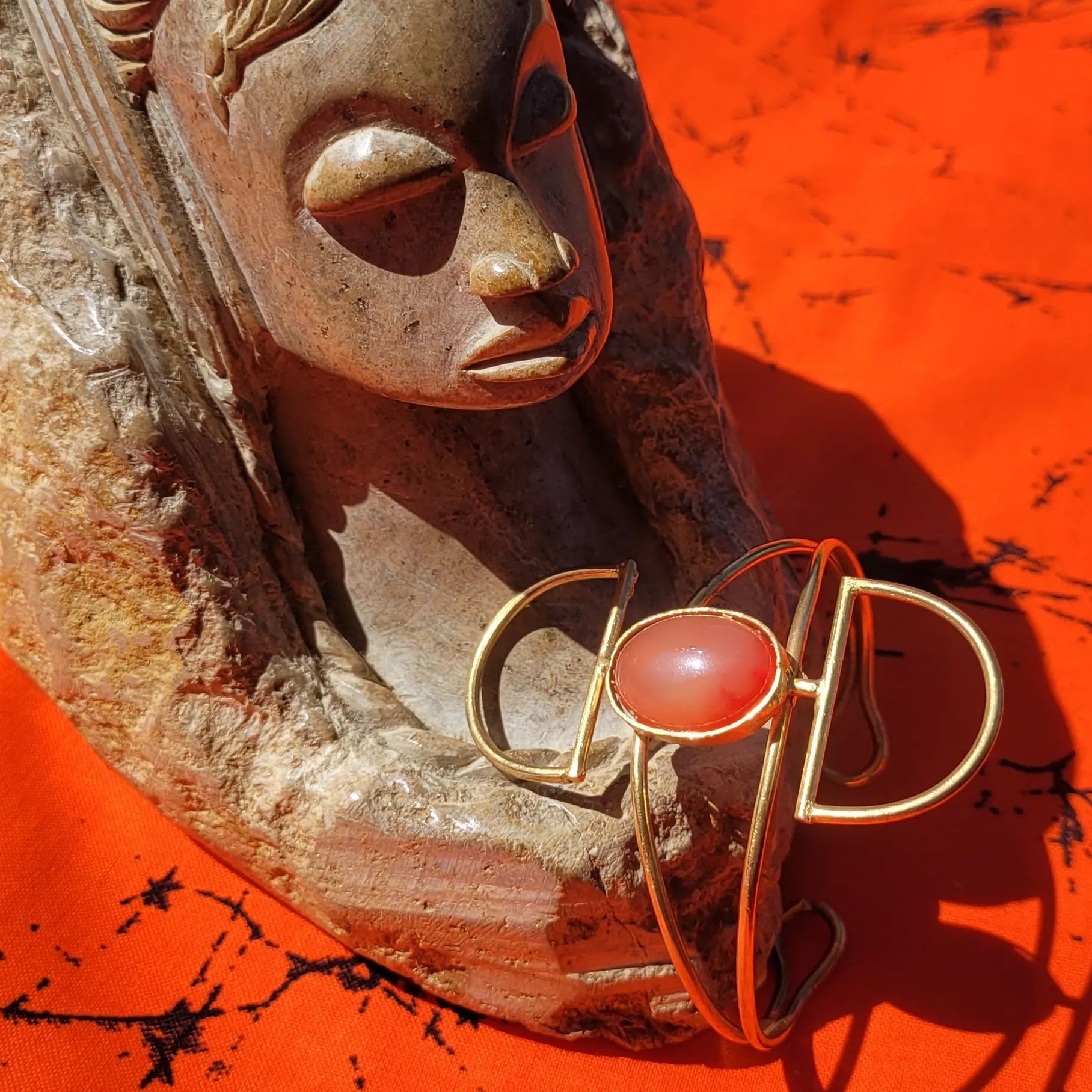 bracelet en bronze Luba, une manchette dorée pour femme au fini satiné