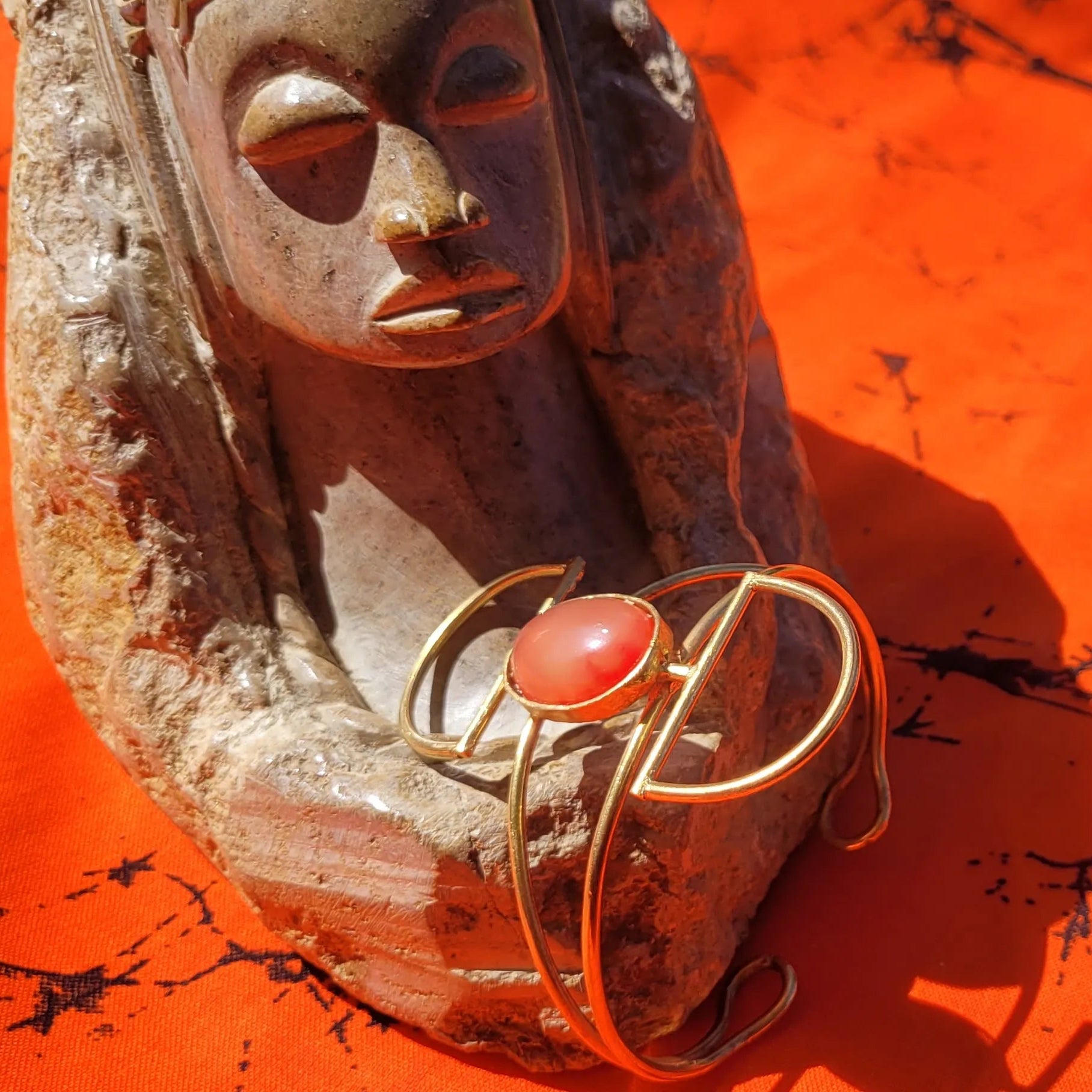 bracelet en bronze Luba, une manchette dorée pour femme ajustable à tous les poignets