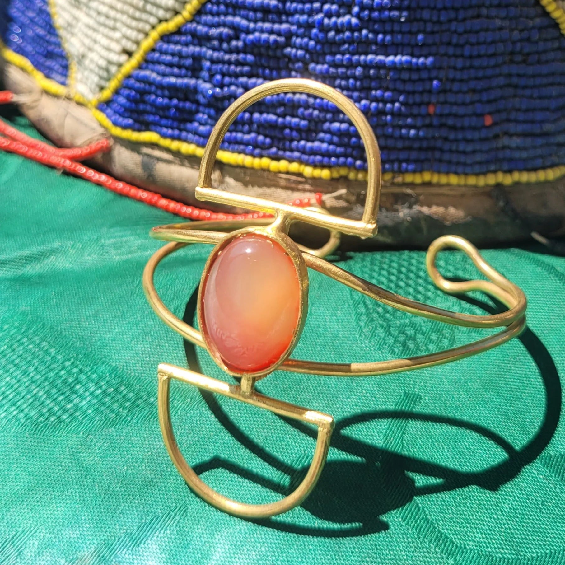 bracelet en bronze Luba, une manchette dorée pour femme façonnée au Sénégal
