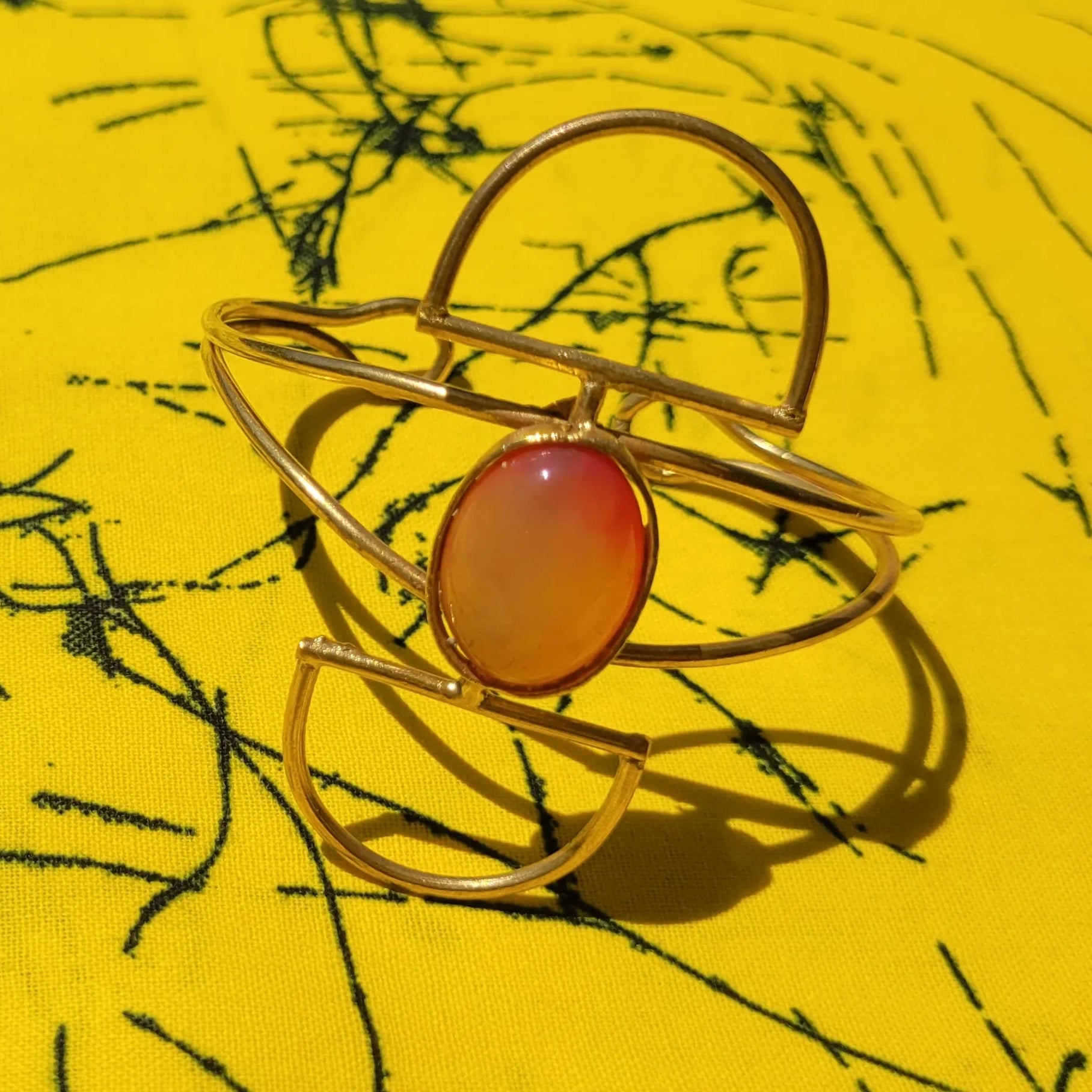 bracelet en bronze Luba, une manchette dorée pour femme faite main par des artisans dakarois