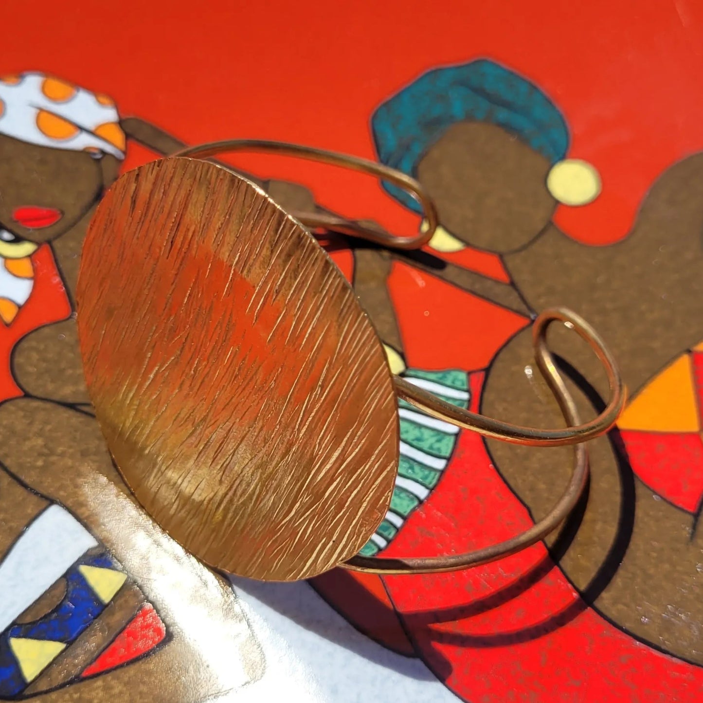 bracelets en bronze Lunja, des bijoux originaux ornés d’un grand disque solaire