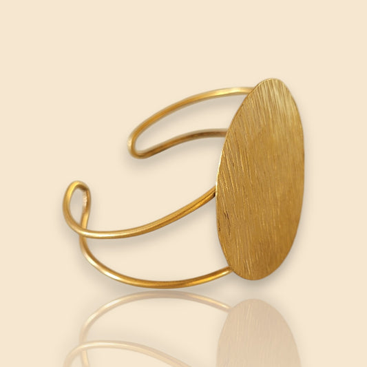 bracelet en bronze Lunja, une manchette dorée pour femme ornée d’un grand disque solaire