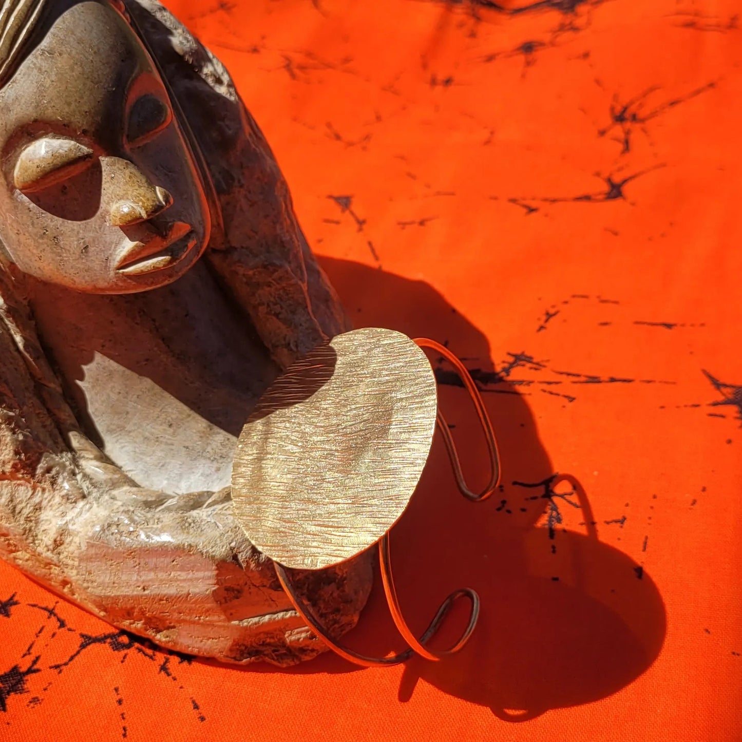 bracelet en bronze Lunja, une manchette dorée pour femme au fini brossé