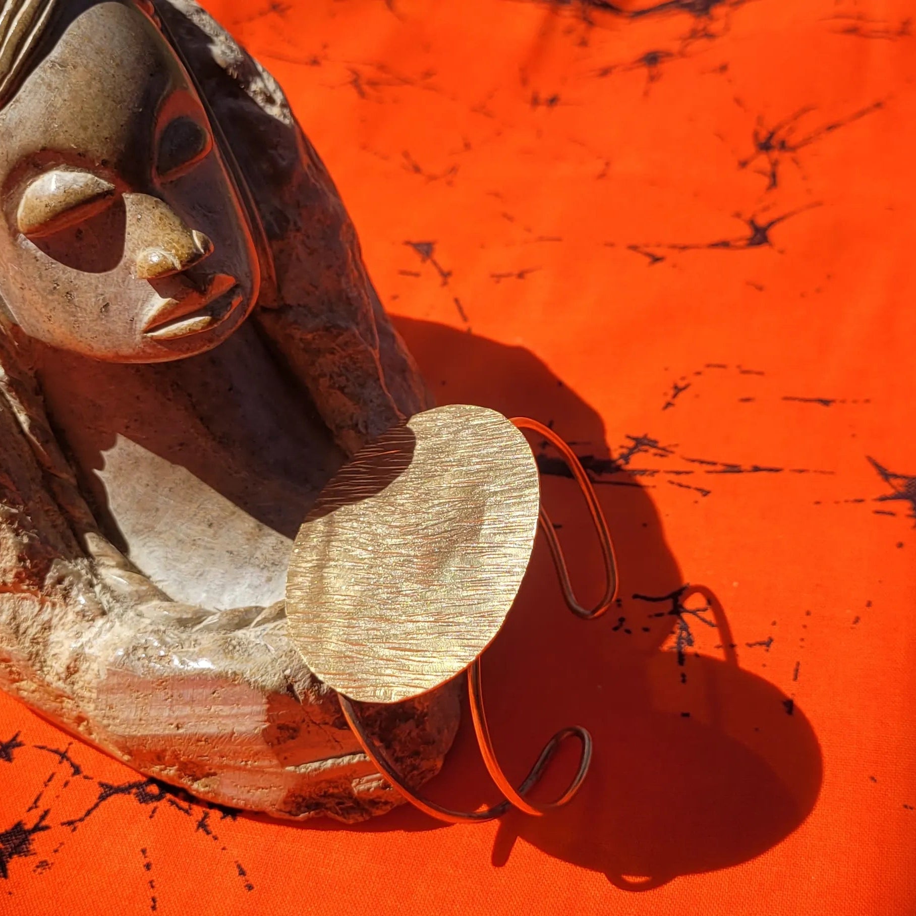 bracelet en bronze Lunja, une manchette dorée pour femme au fini brossé