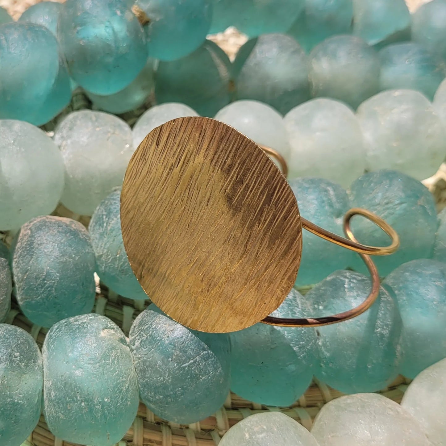 bracelet en bronze Lunja, une manchette dorée pour femme faite main par des artisans dakarois