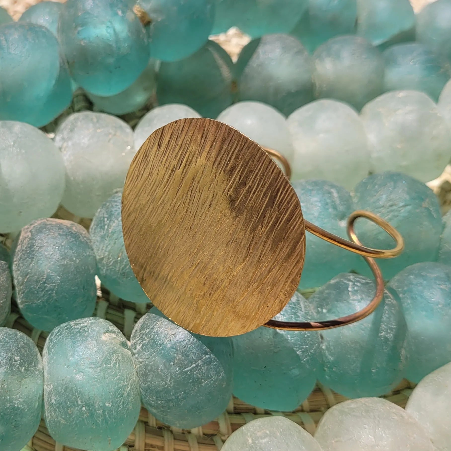 bracelet en bronze Lunja, une manchette dorée pour femme faite main par des artisans dakarois