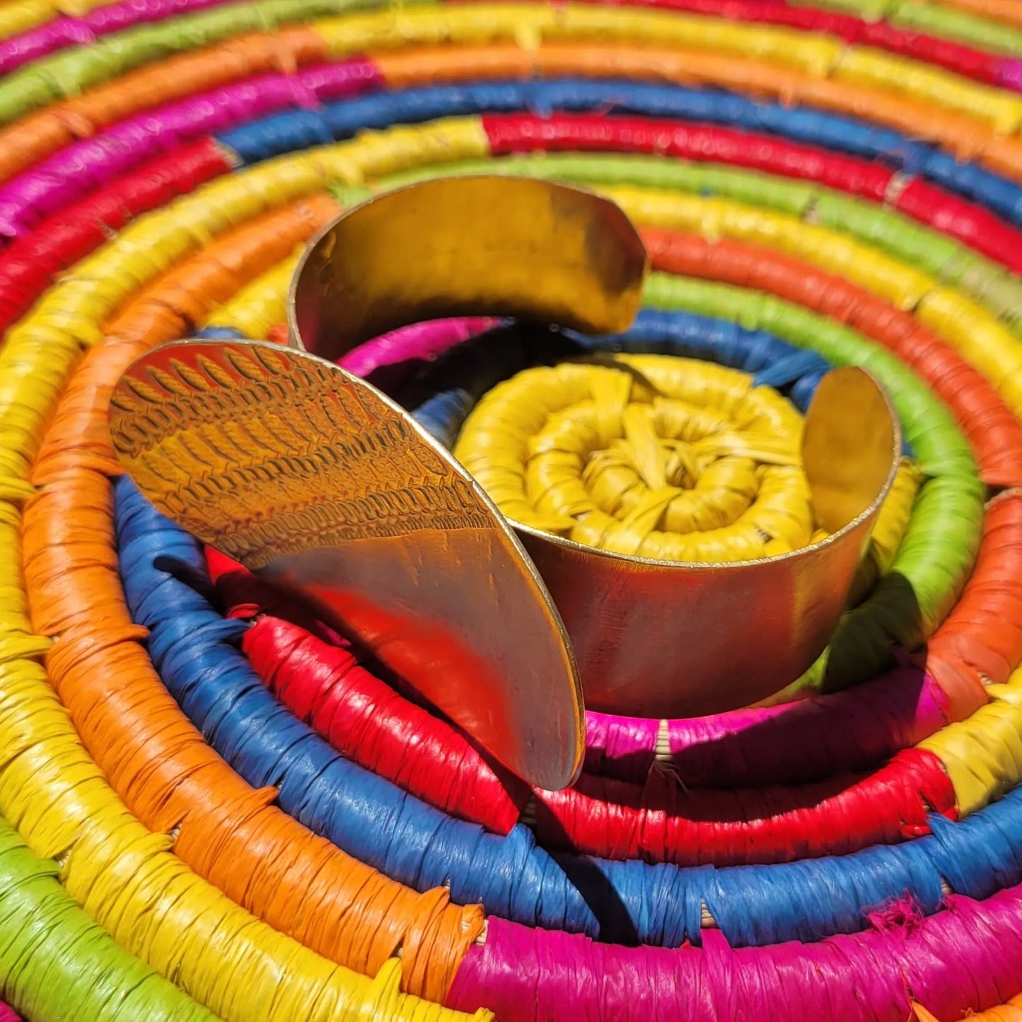 bracelets en bronze Luwana, des bijoux originaux façonnés au Sénégal