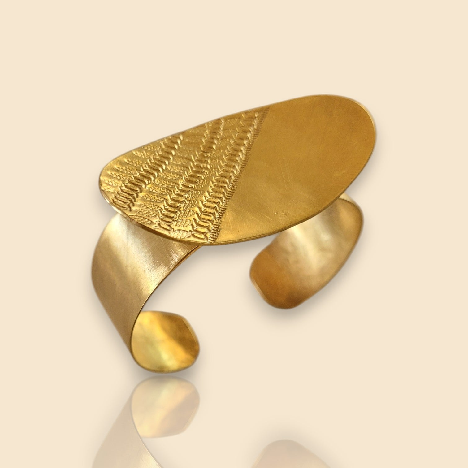 bracelet en bronze Luwana, une manchette dorée pour femme sublimé par un ovale cambré