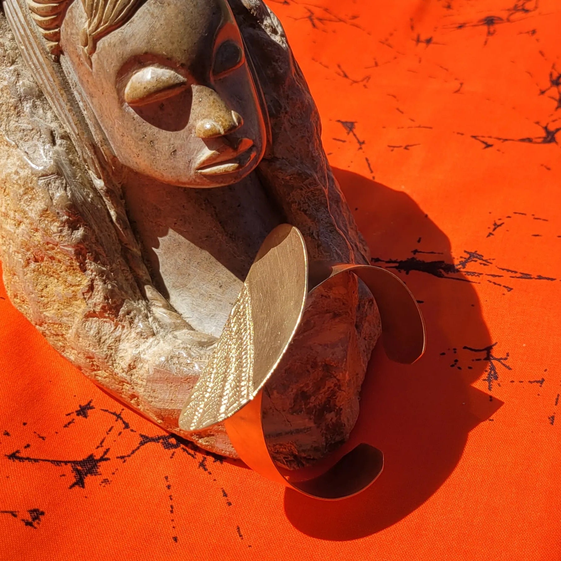 bracelet en bronze Luwana, une manchette dorée pour femme au fini sculpté et satiné