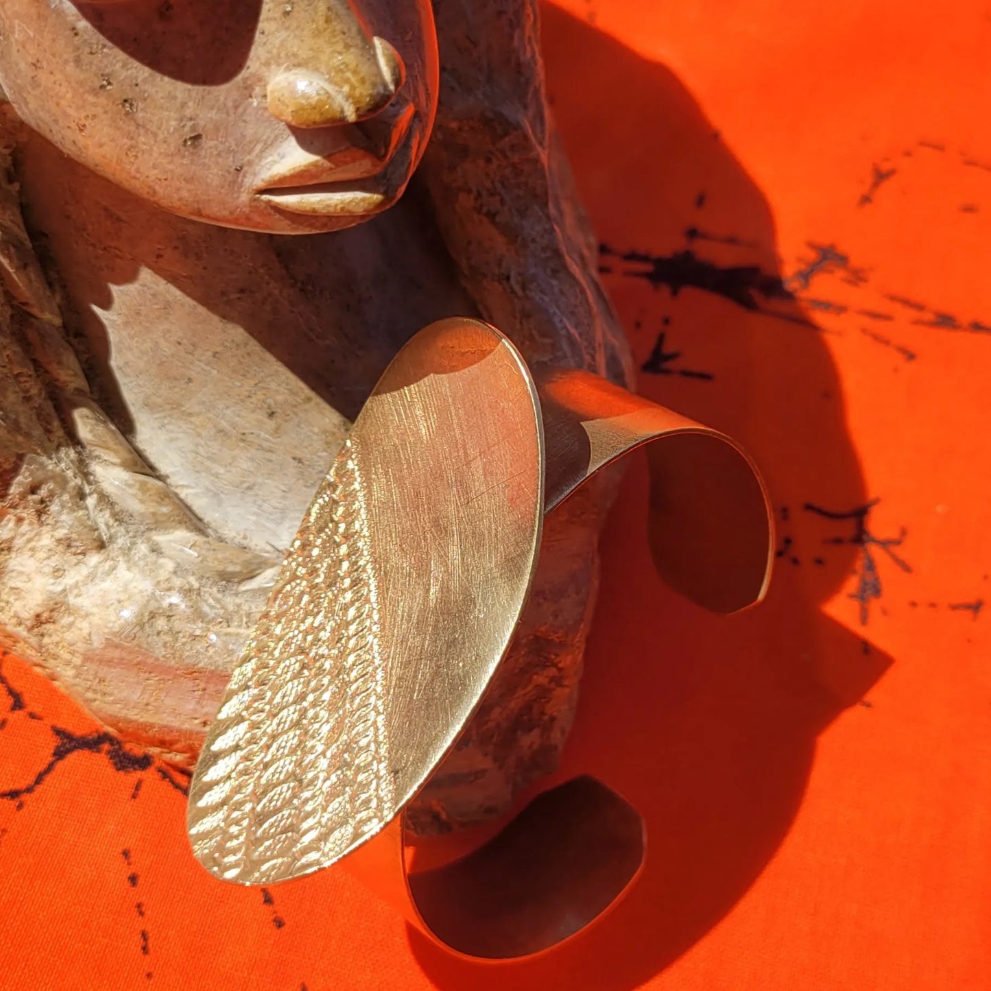 bracelet en bronze Luwana, une manchette dorée pour femme ajustable à tous les poignets