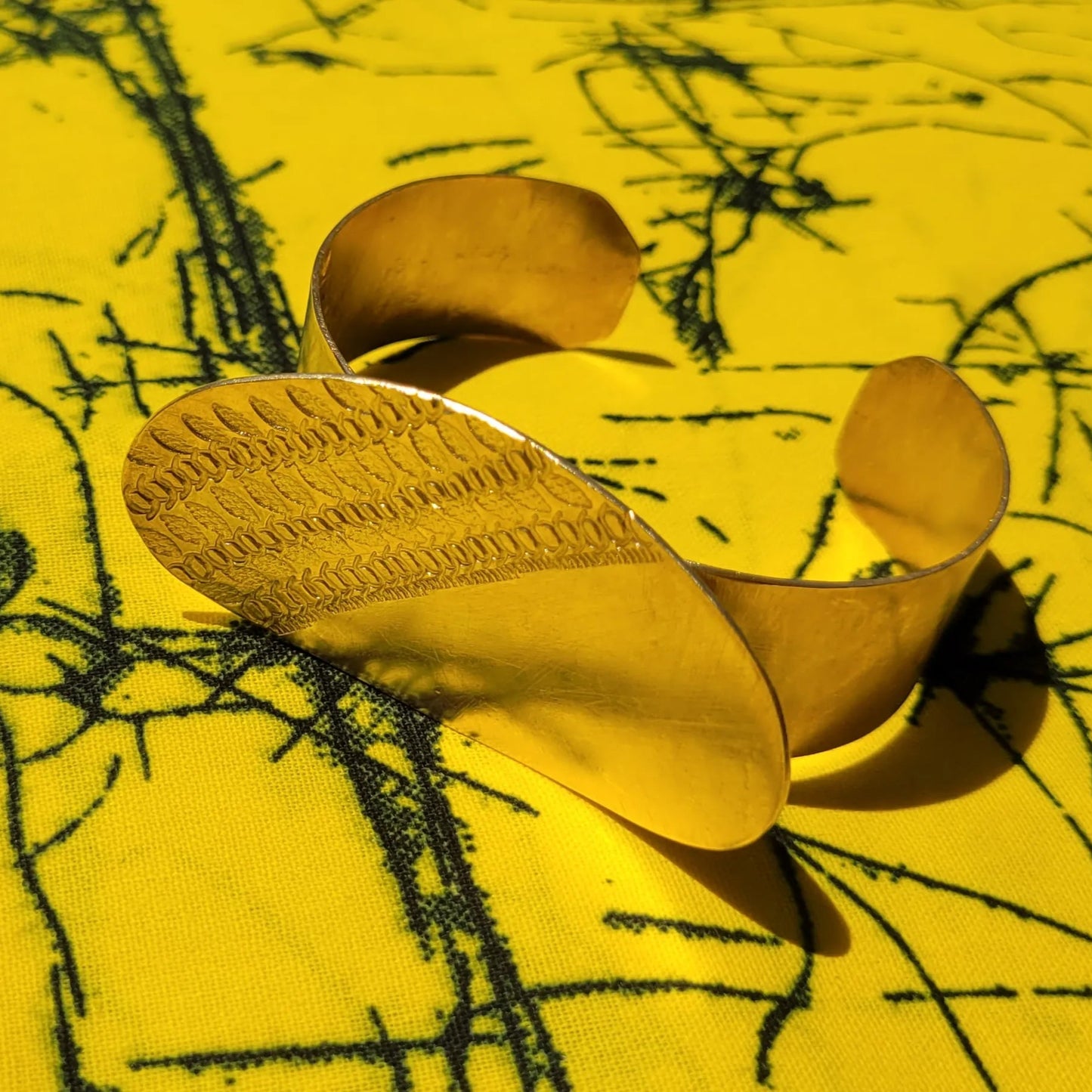 bracelet en bronze Luwana, une manchette dorée pour femme faite main par des artisans dakarois