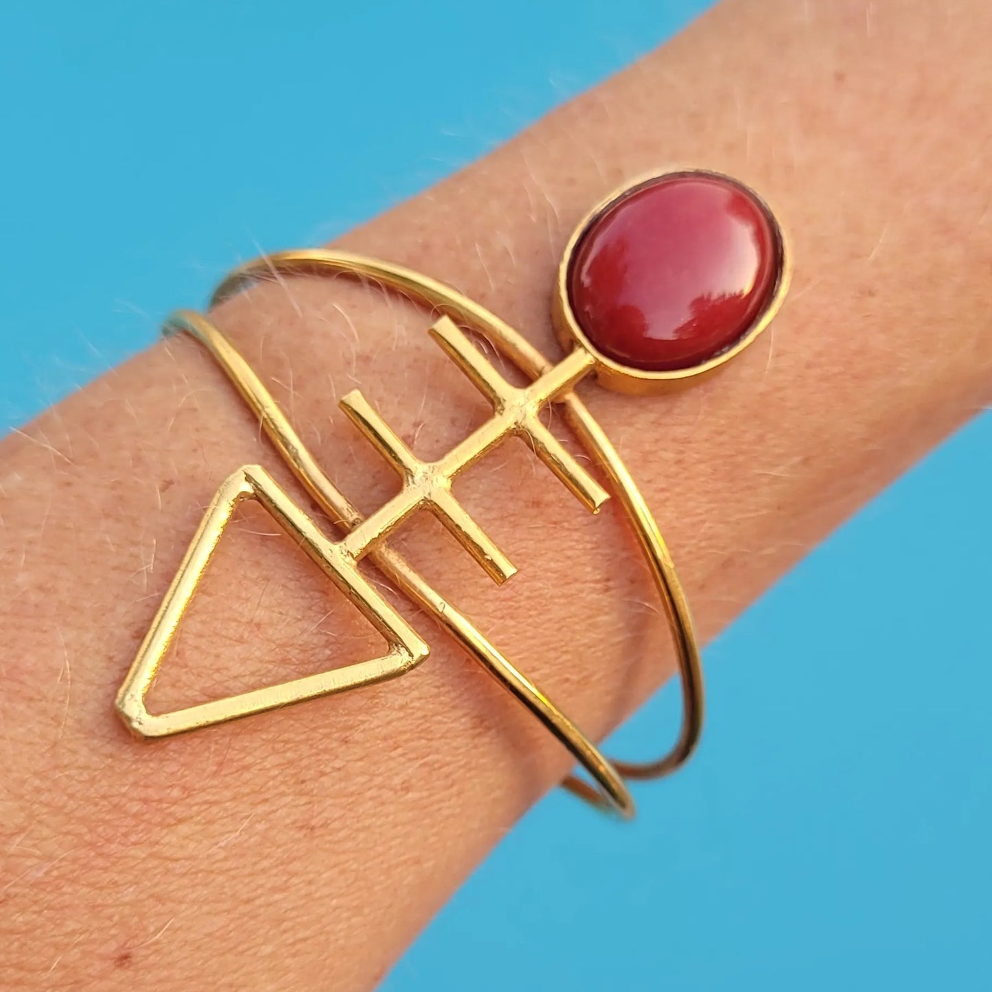 bracelet en bronze Mace, un bijou africain avec un cabochon rouge grenat