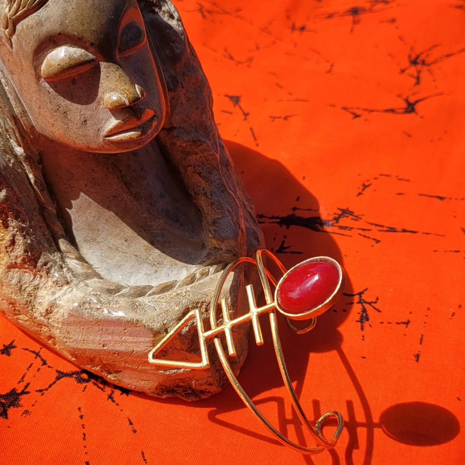 bracelet en bronze Mace, une manchette dorée pour femme au fini satiné
