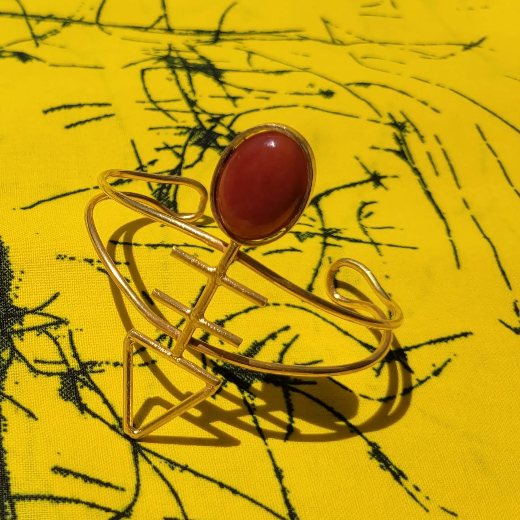 bracelet en bronze Mace, une manchette dorée pour femme faite main par des artisans dakarois