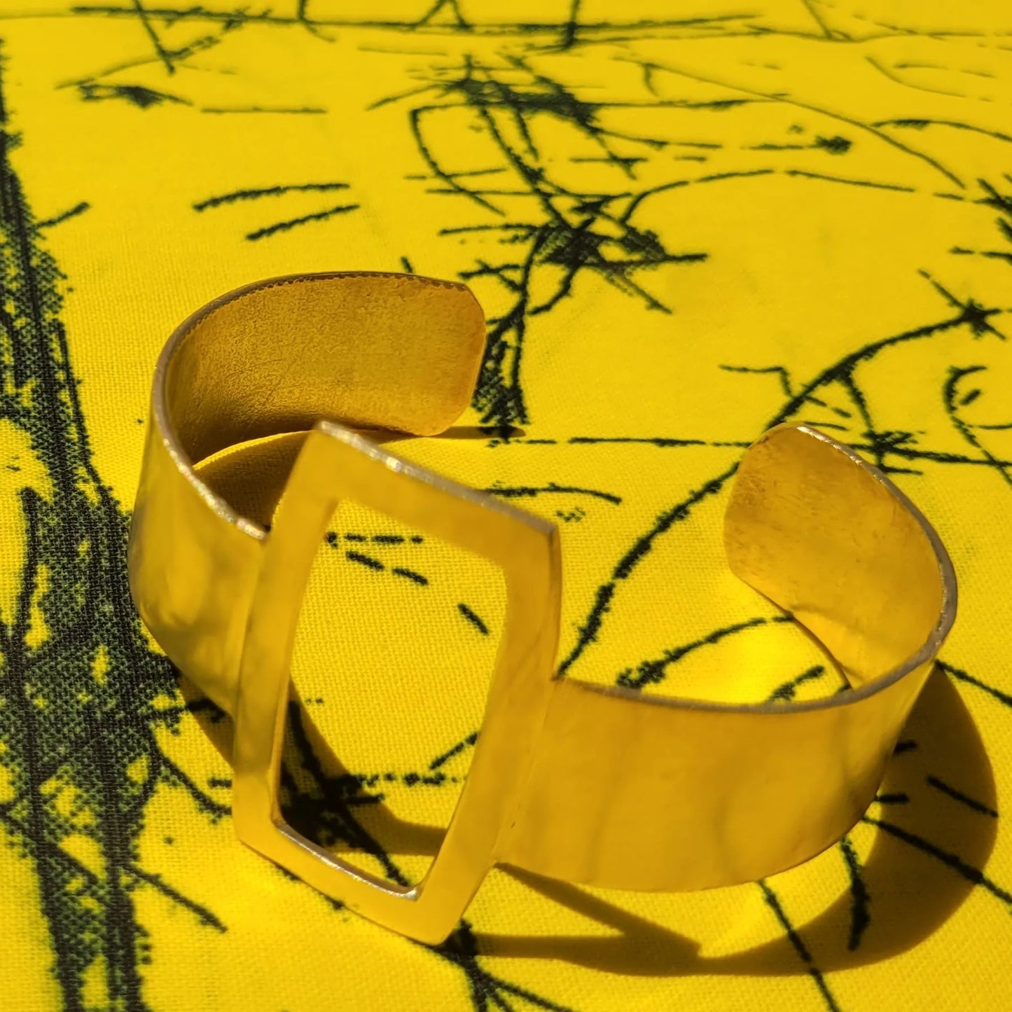 bracelet en bronze Murabba, une manchette dorée pour femme faite main par des artisans dakarois