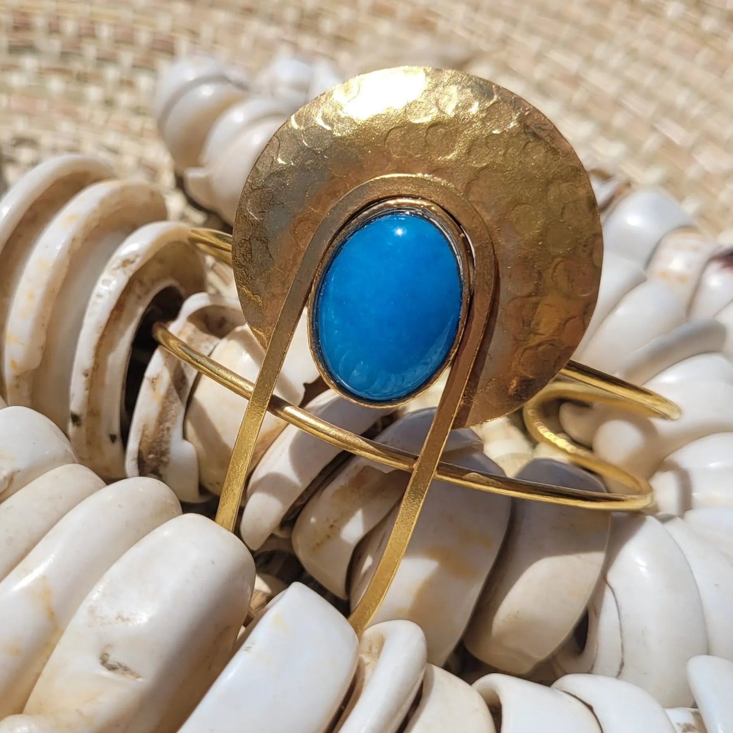 bracelet en bronze Rana, un bijou africain avec un cabochon bleu turquoise éclatant