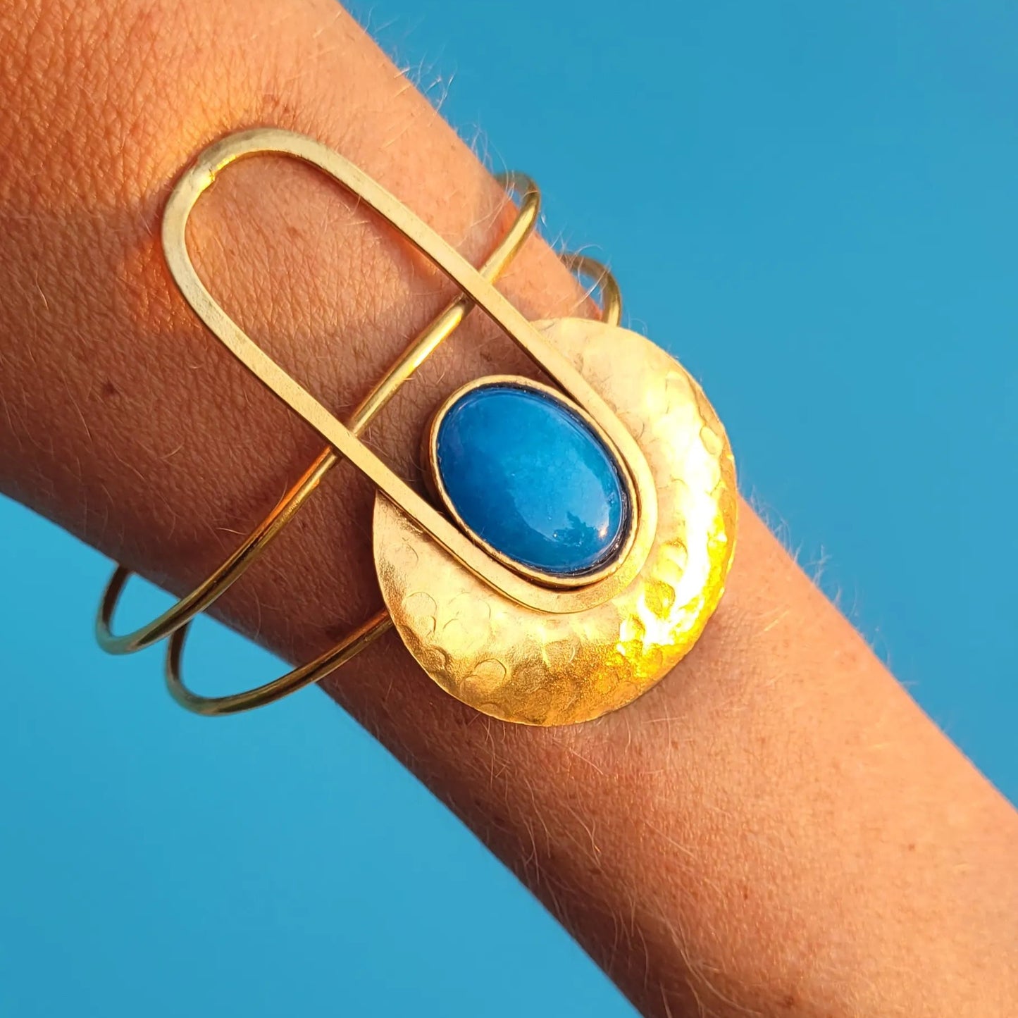 bracelet en bronze Rana, un bijou africain ajustable à tous les poignets