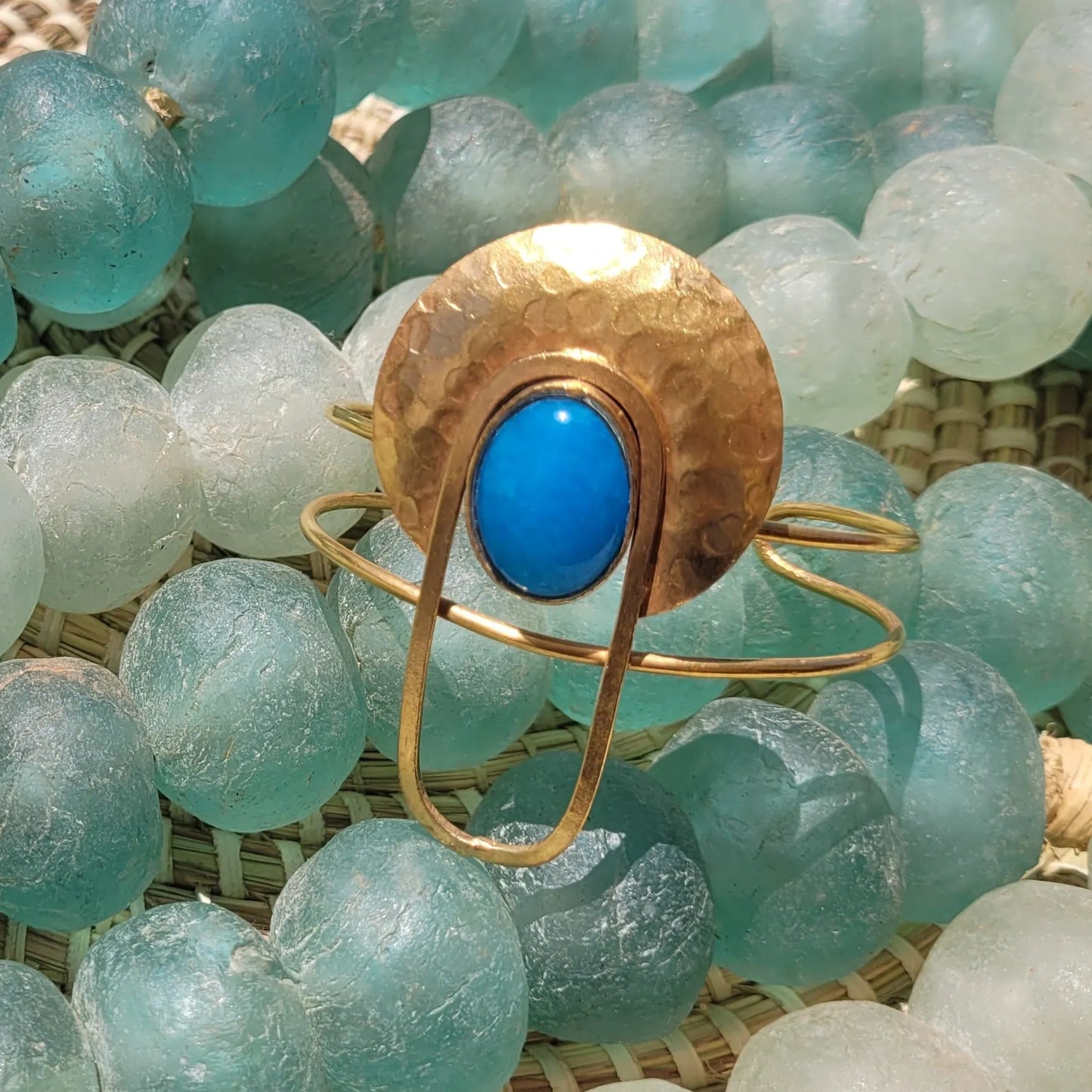 bracelets en bronze Rana, des bijoux originaux avec un cabochon bleu turquoise éclatant