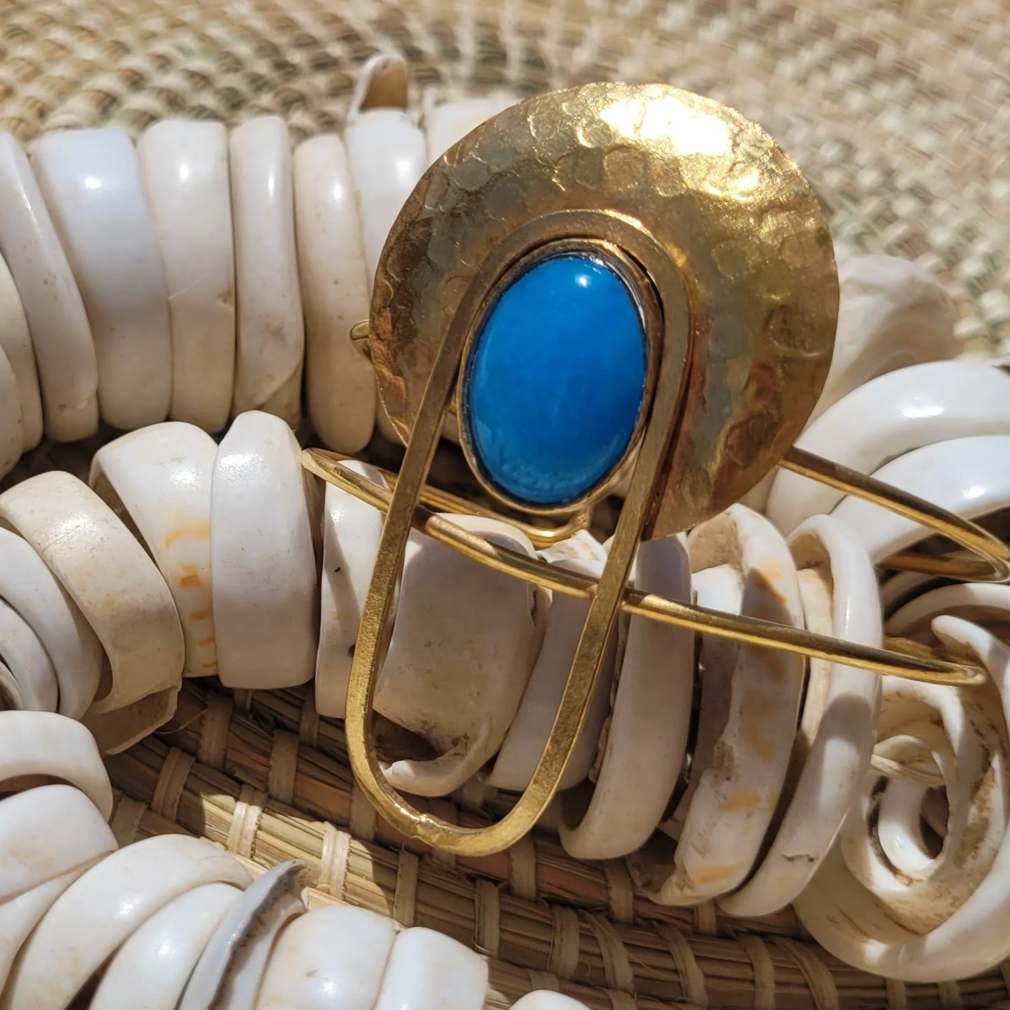 bracelets en bronze Rana, des bijoux originaux faits main par des artisans dakarois