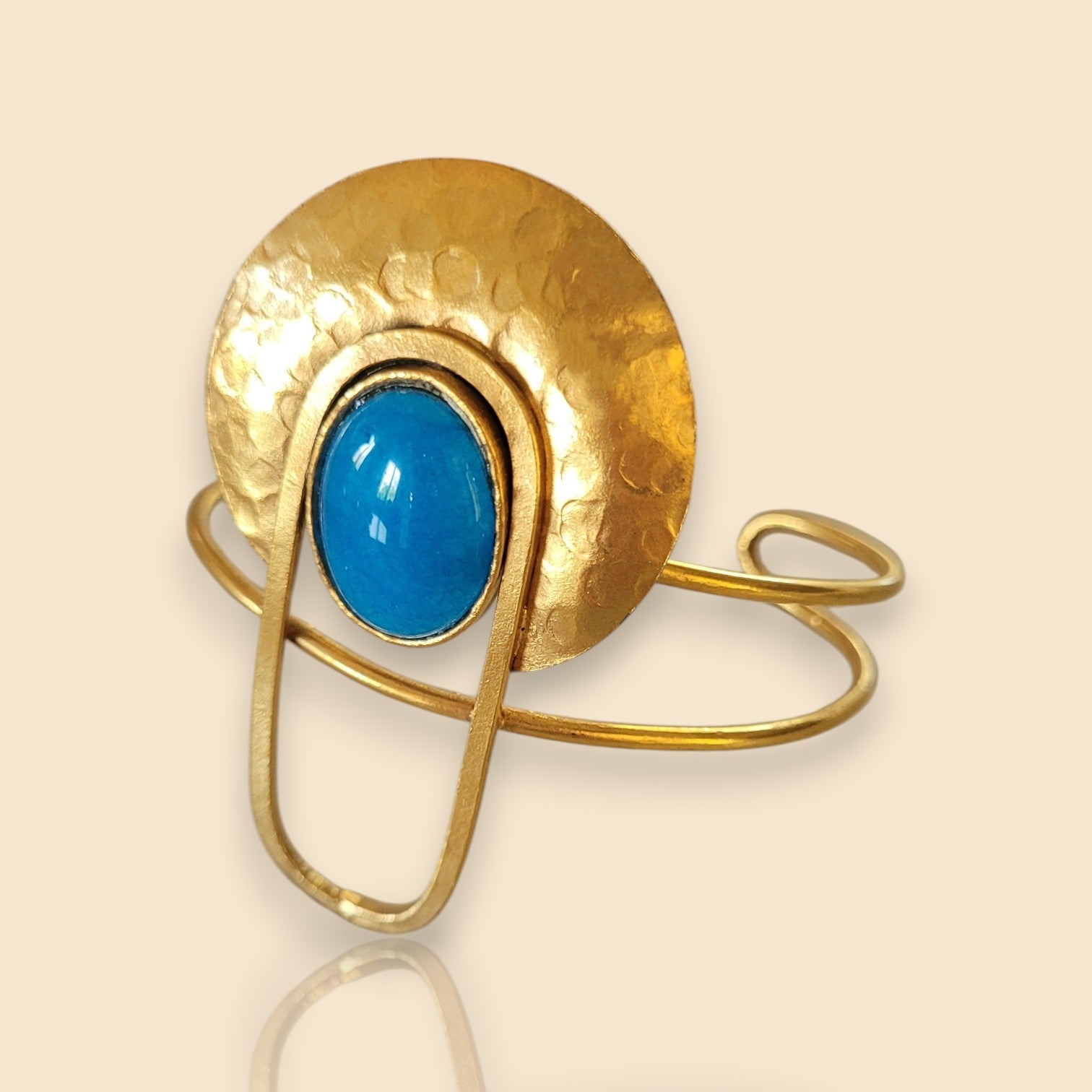 bracelet en bronze Rana, une manchette dorée pour femme avec un cabochon bleu turquoise éclatant